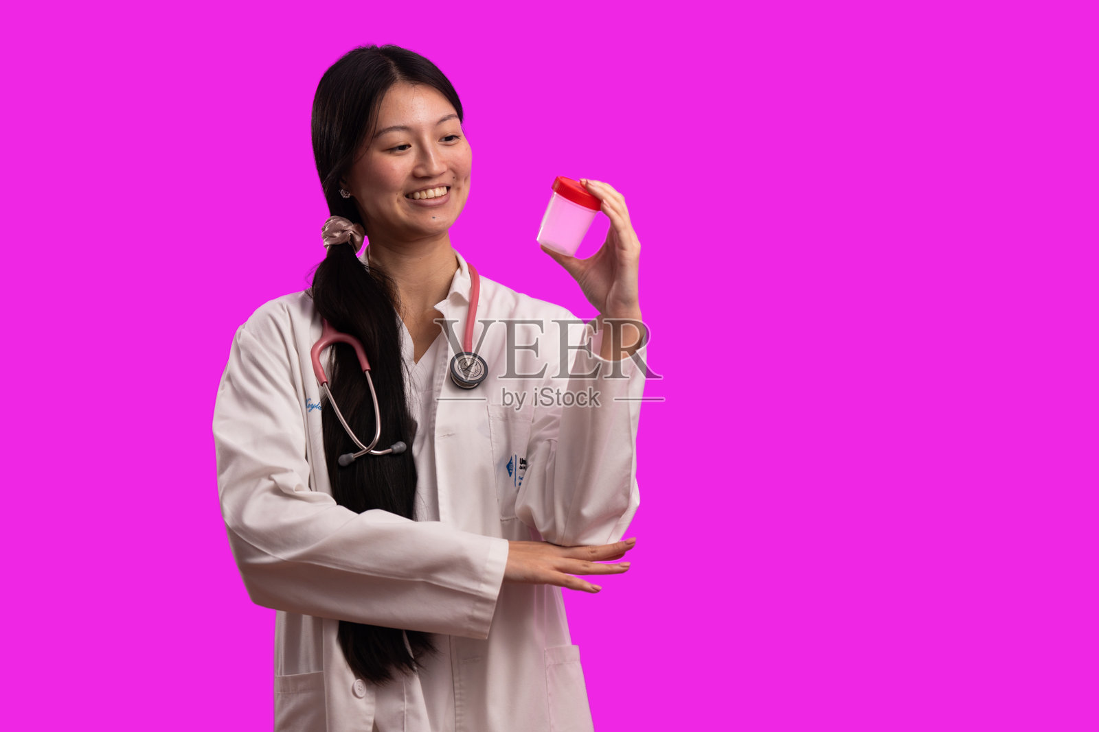 女医生检查用于医学分析的实验室样本容器照片摄影图片