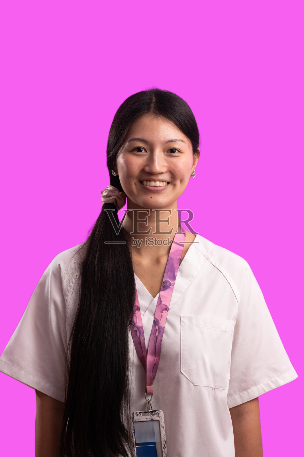 微笑的亚洲医护人员穿着制服，留有复制空间照片摄影图片