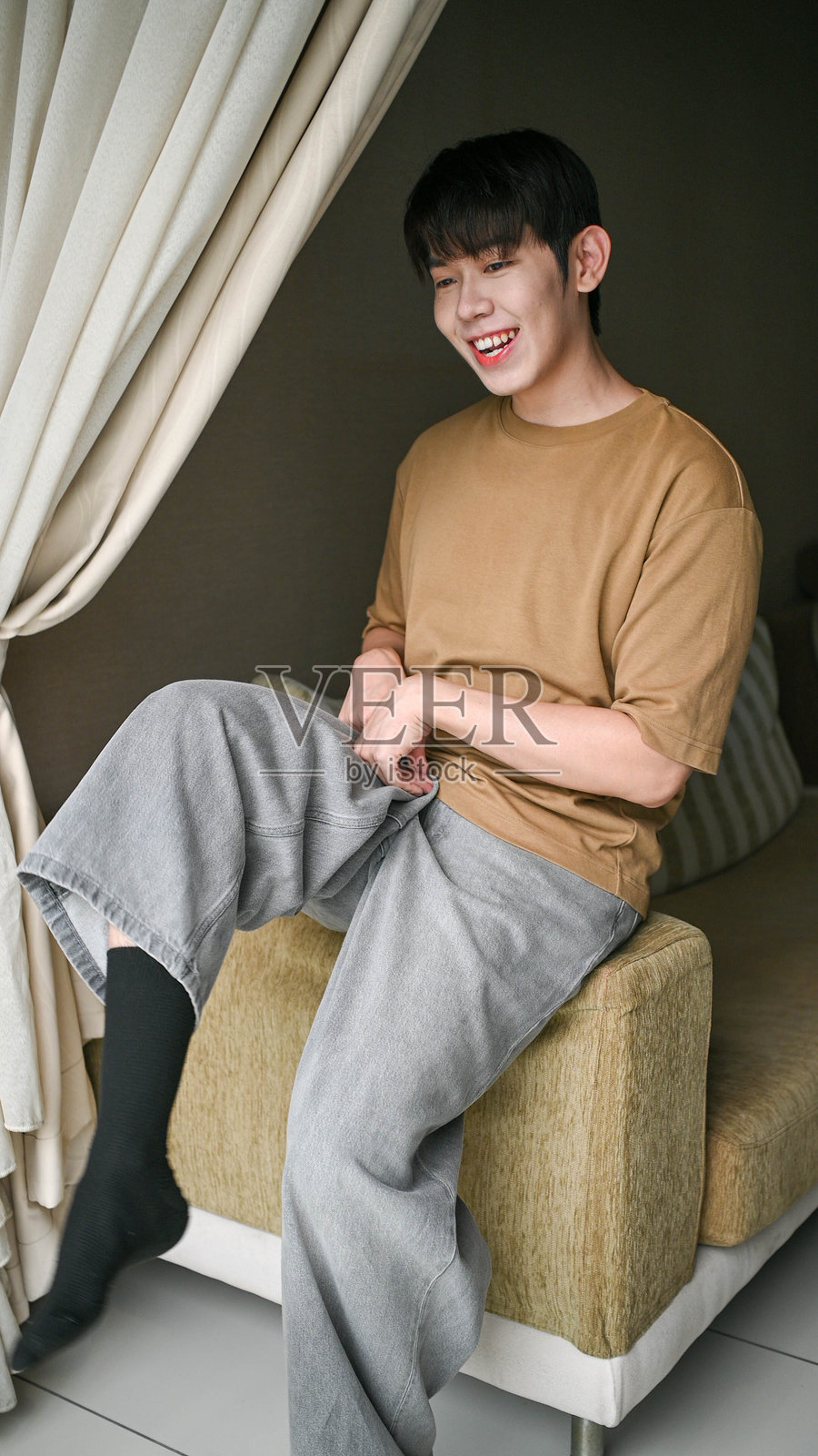 亚洲青少年在客厅放松照片摄影图片