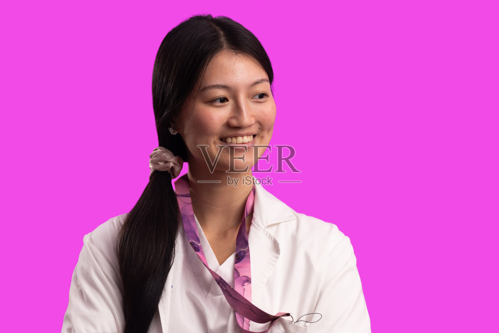 年轻的亚洲女医生带着笑容，留有复制空间照片摄影图片