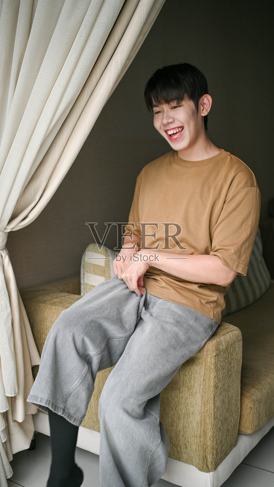 青少年居家休闲时刻照片摄影图片