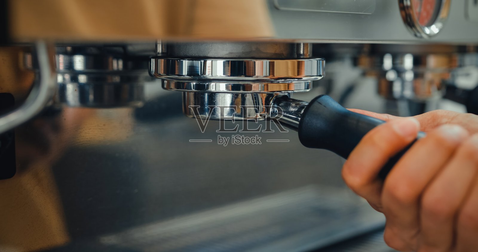 特写镜头，展示浓缩咖啡机将新鲜咖啡注入白杯，突出制作过程和咖啡师设备。咖啡馆生活方式。照片摄影图片