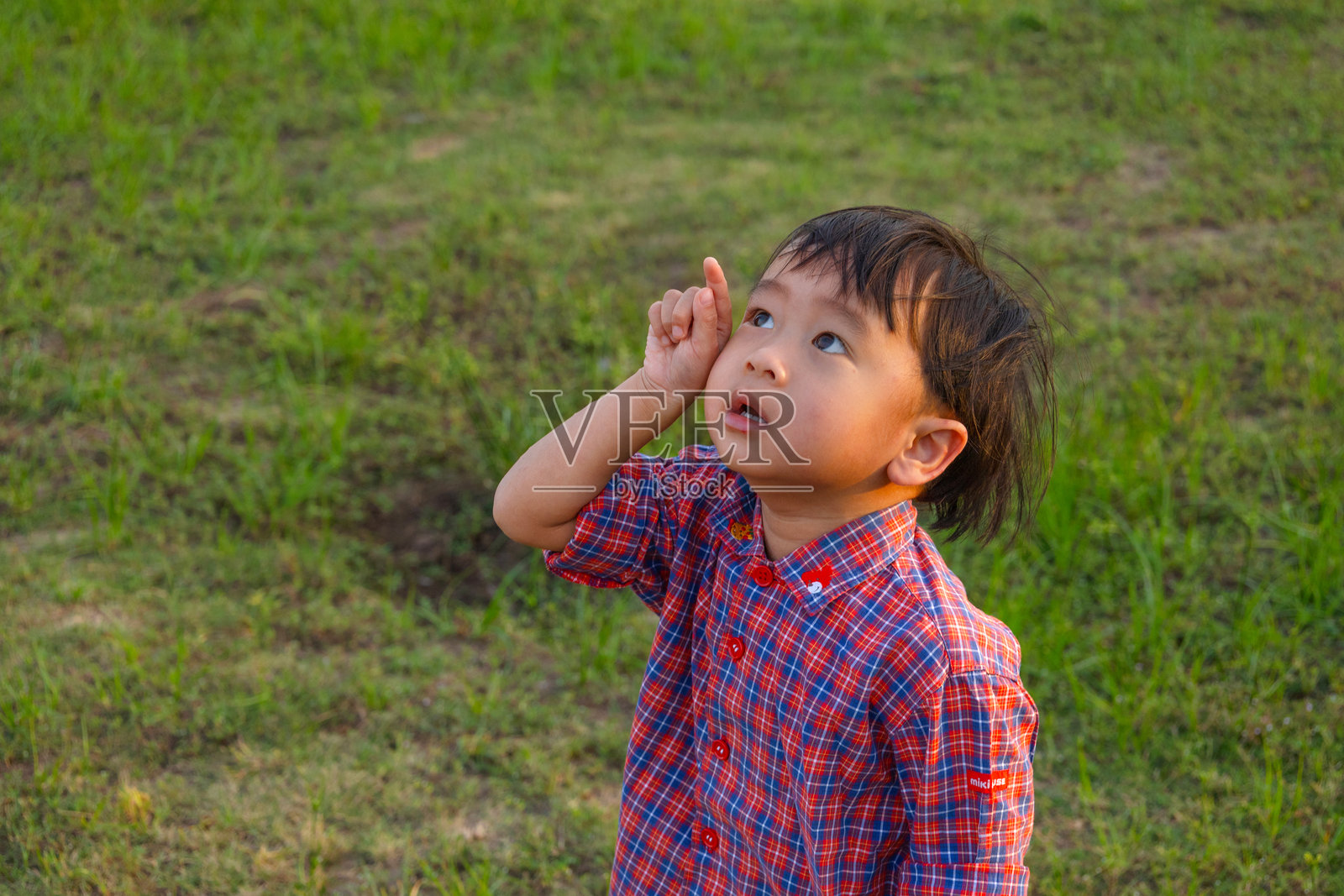孩子在花园里玩耍，亲近自然。净零排放，碳中和。照片摄影图片