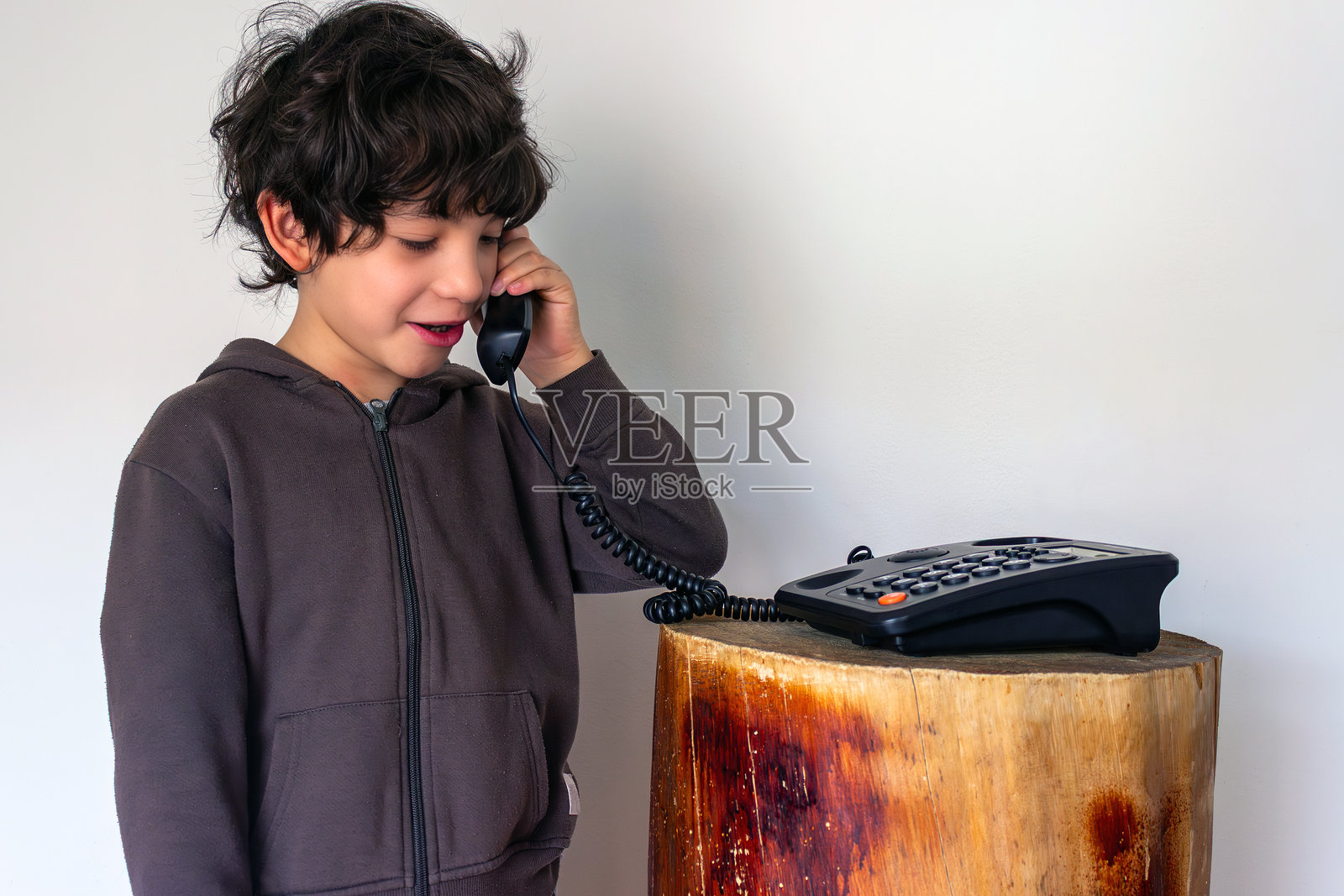 卷发儿童在家中复古电话交谈和倾听，室内生活系列照片摄影图片