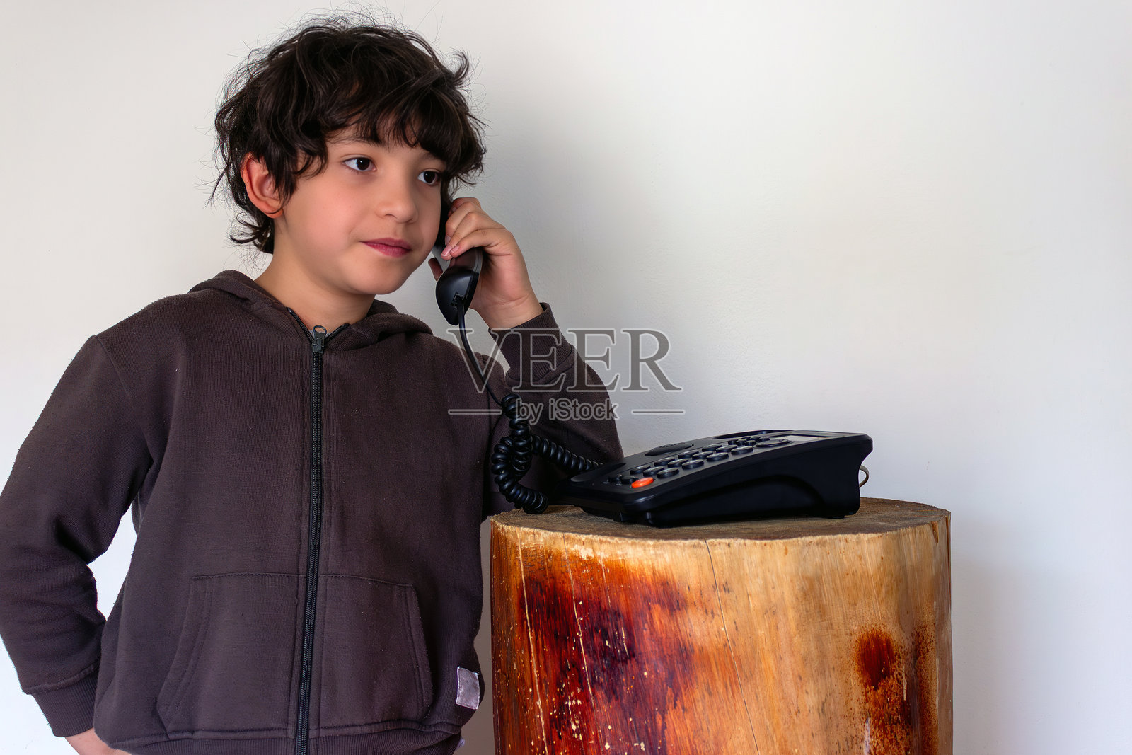 室内生活系列：卷发儿童在家中复古电话上谈话和倾听照片摄影图片