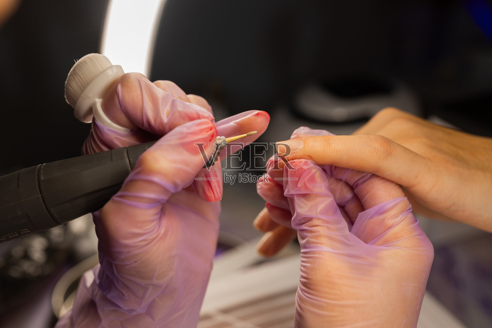 特写专业美甲操作过程照片摄影图片