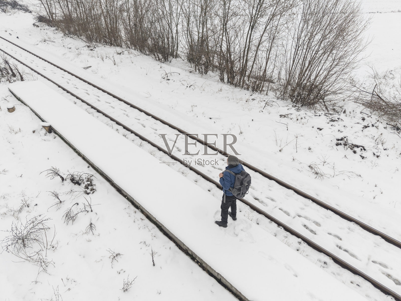 冬天在等火车照片摄影图片