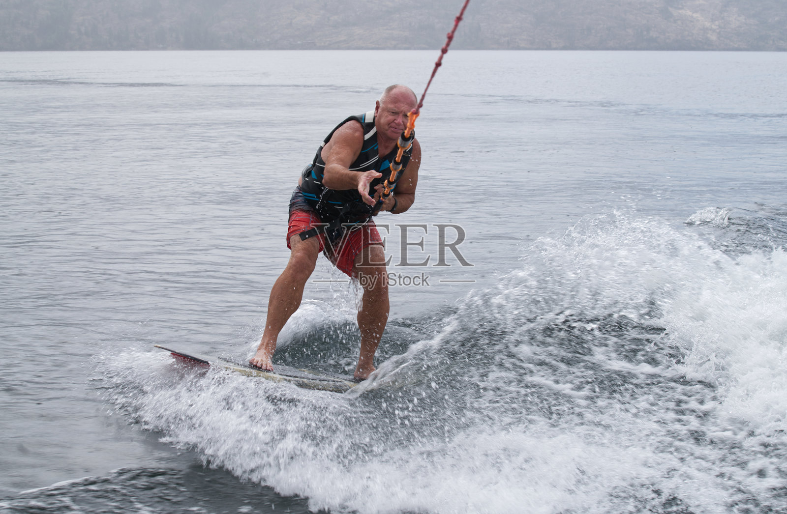 婴儿潮一代玩滑水板照片摄影图片