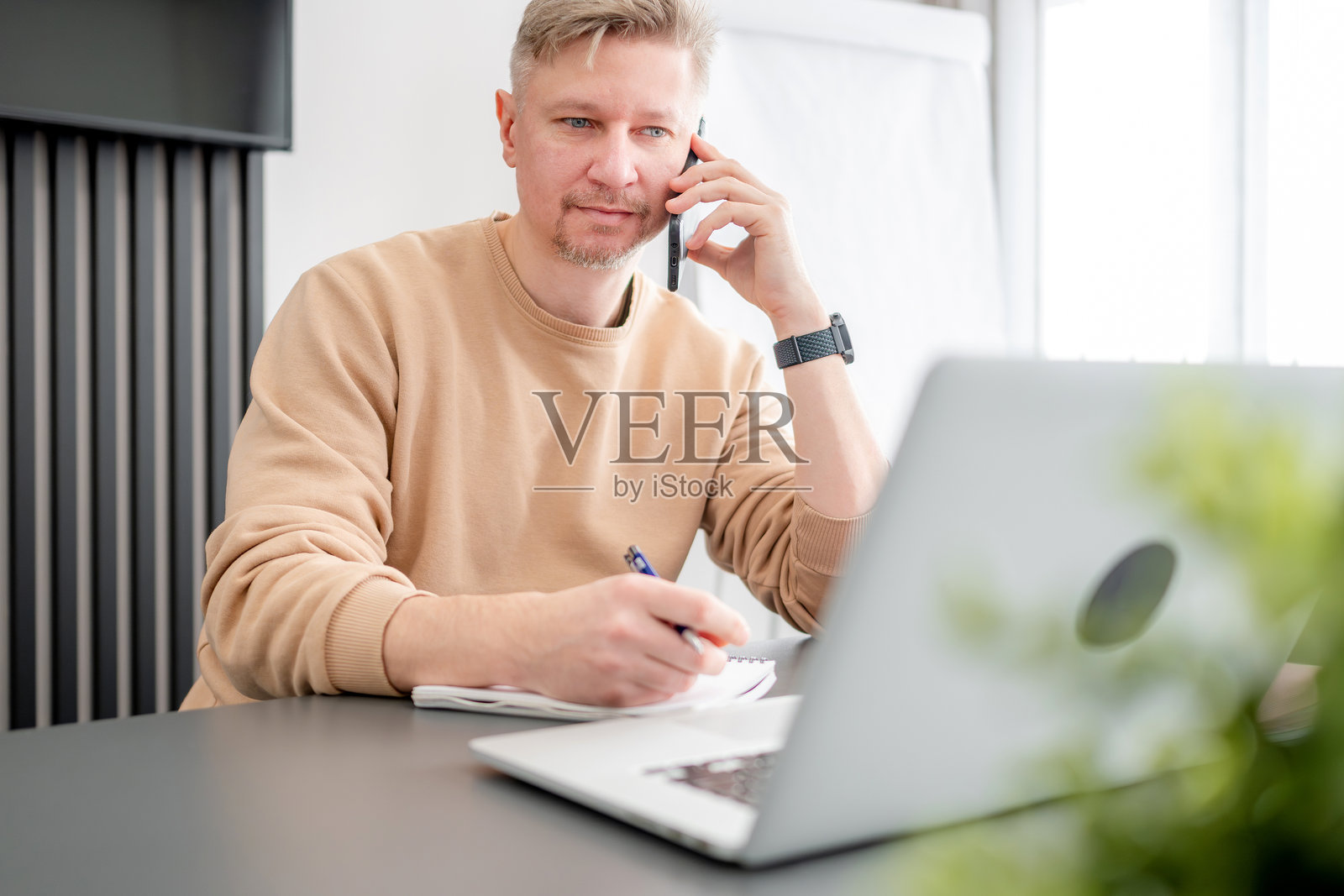 男人在办公室打电话照片摄影图片