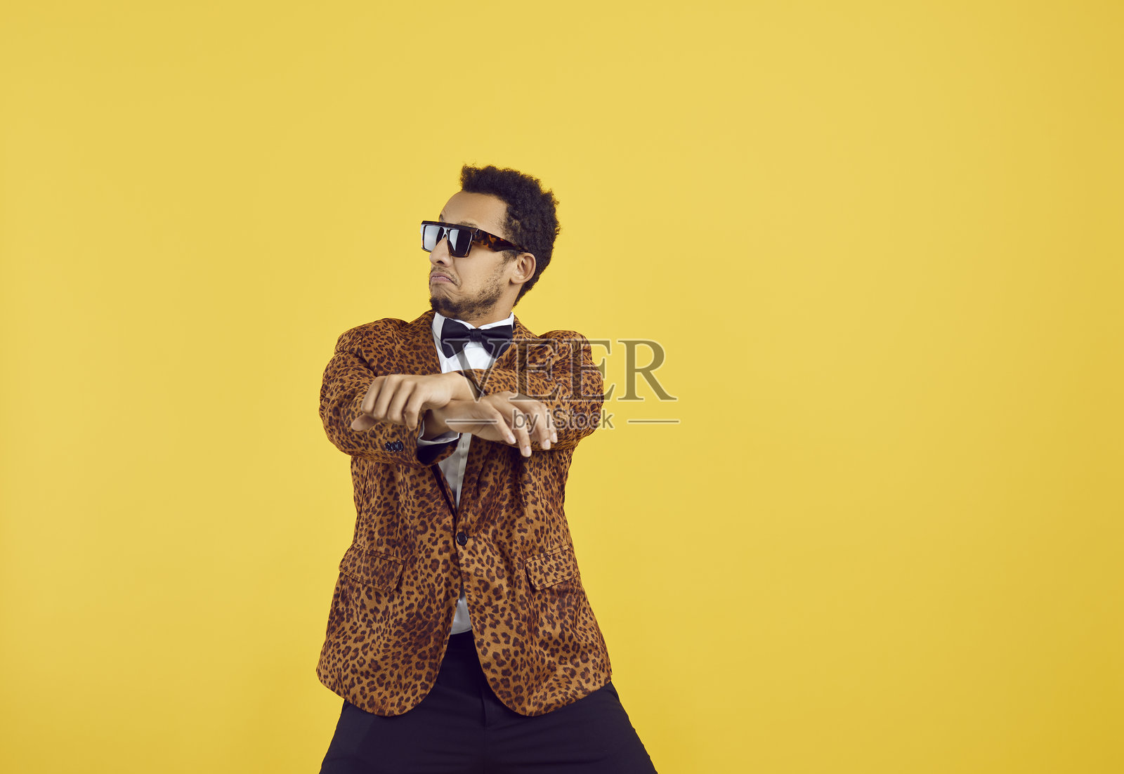 开心时尚的深肤色年轻男子在派对上跳江南风格舞，玩得很开心。照片摄影图片