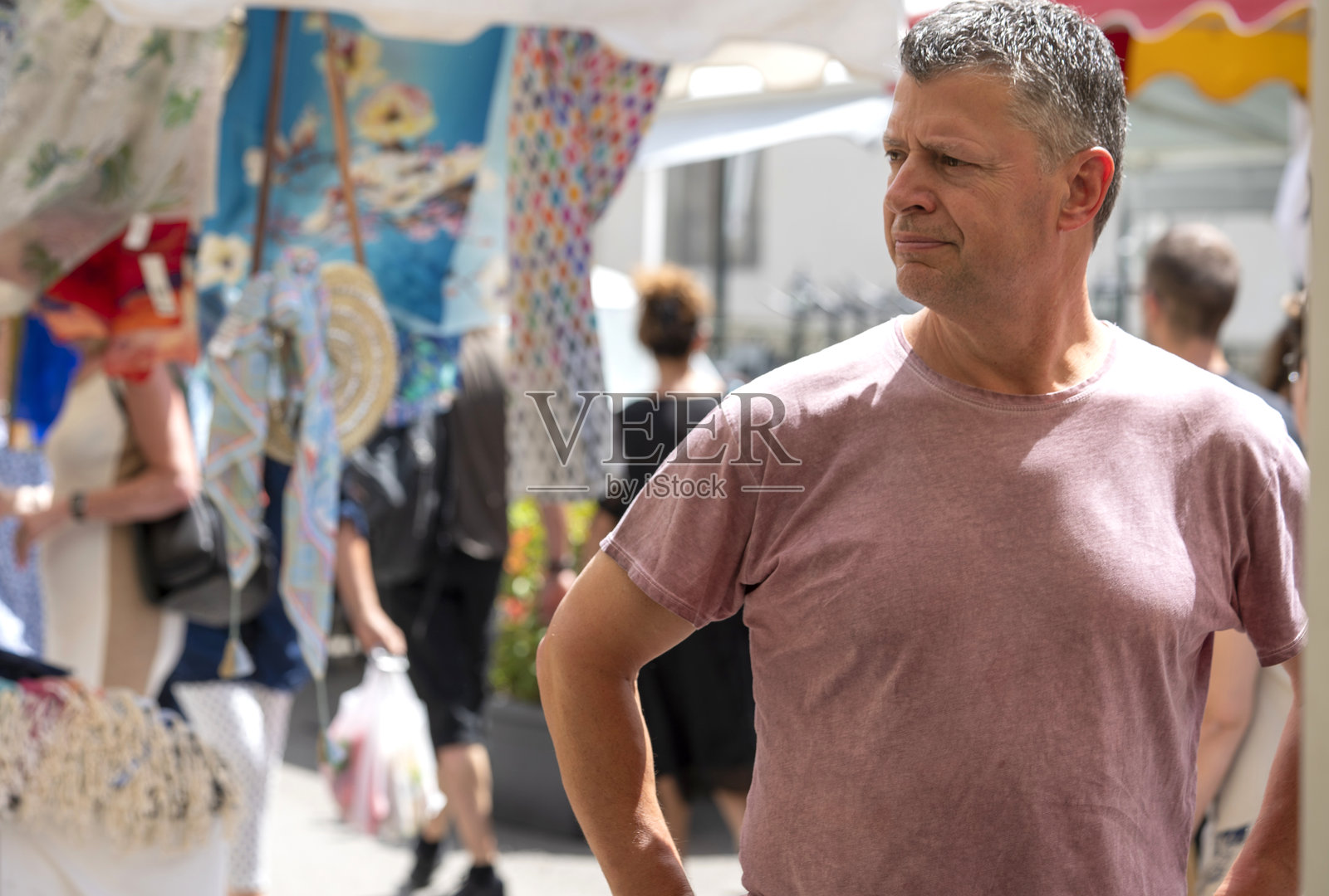 法国市场上的购物男士照片摄影图片