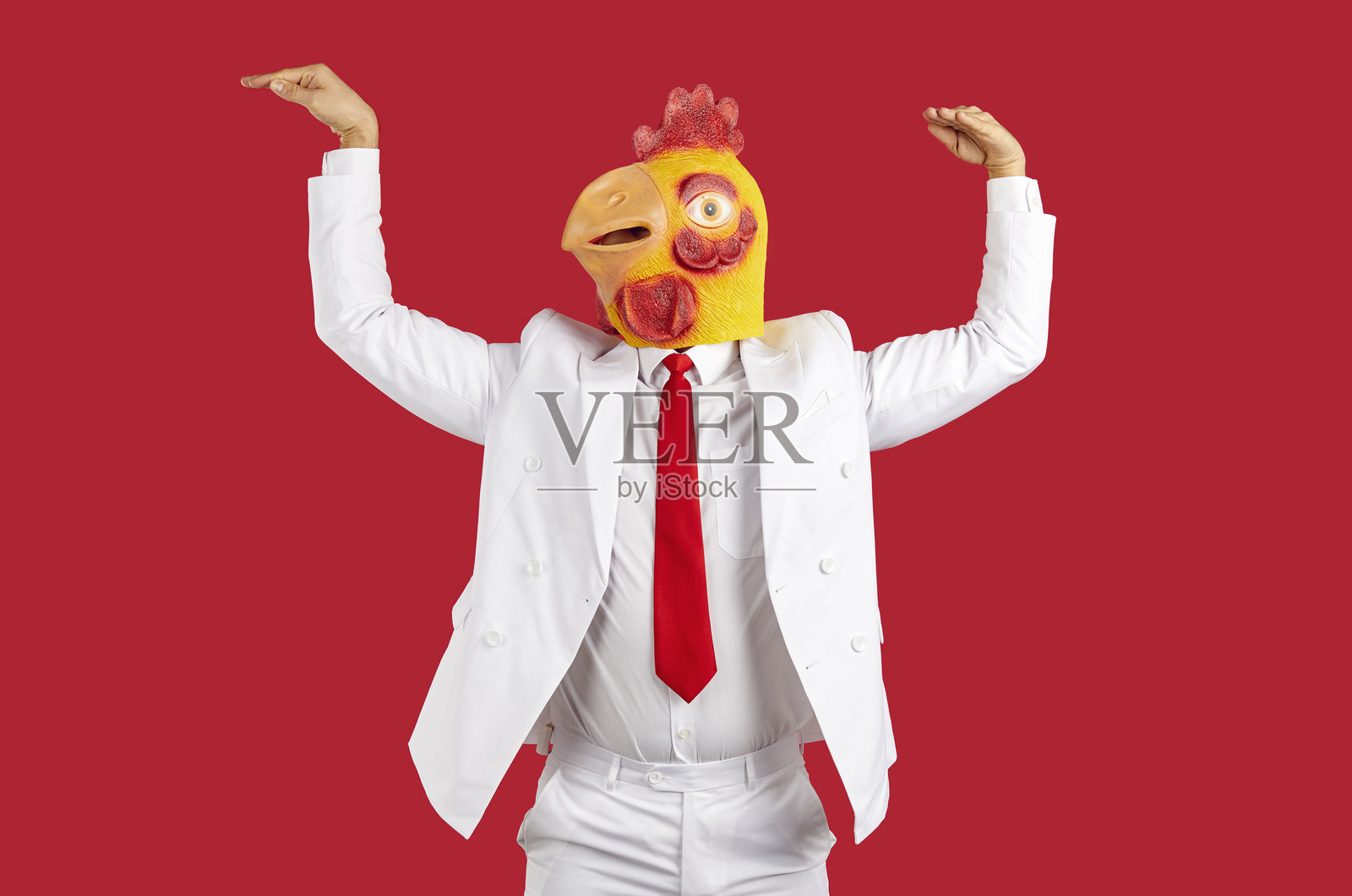 戴着鸡头面具的滑稽男子在工作室里跳舞照片摄影图片