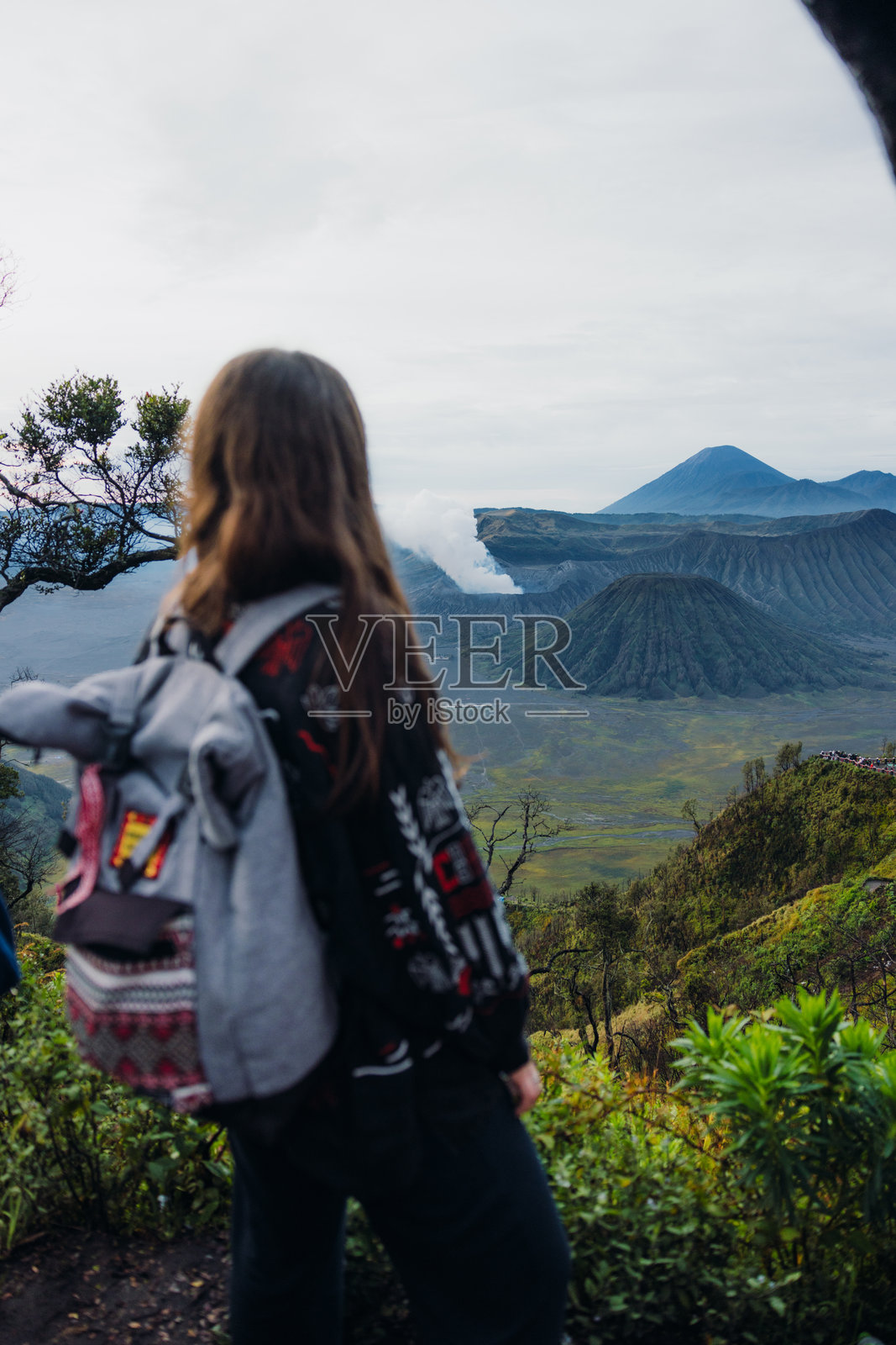 印尼布罗莫塞梅鲁火山日出壮丽景色中一位女士的欣赏照片摄影图片