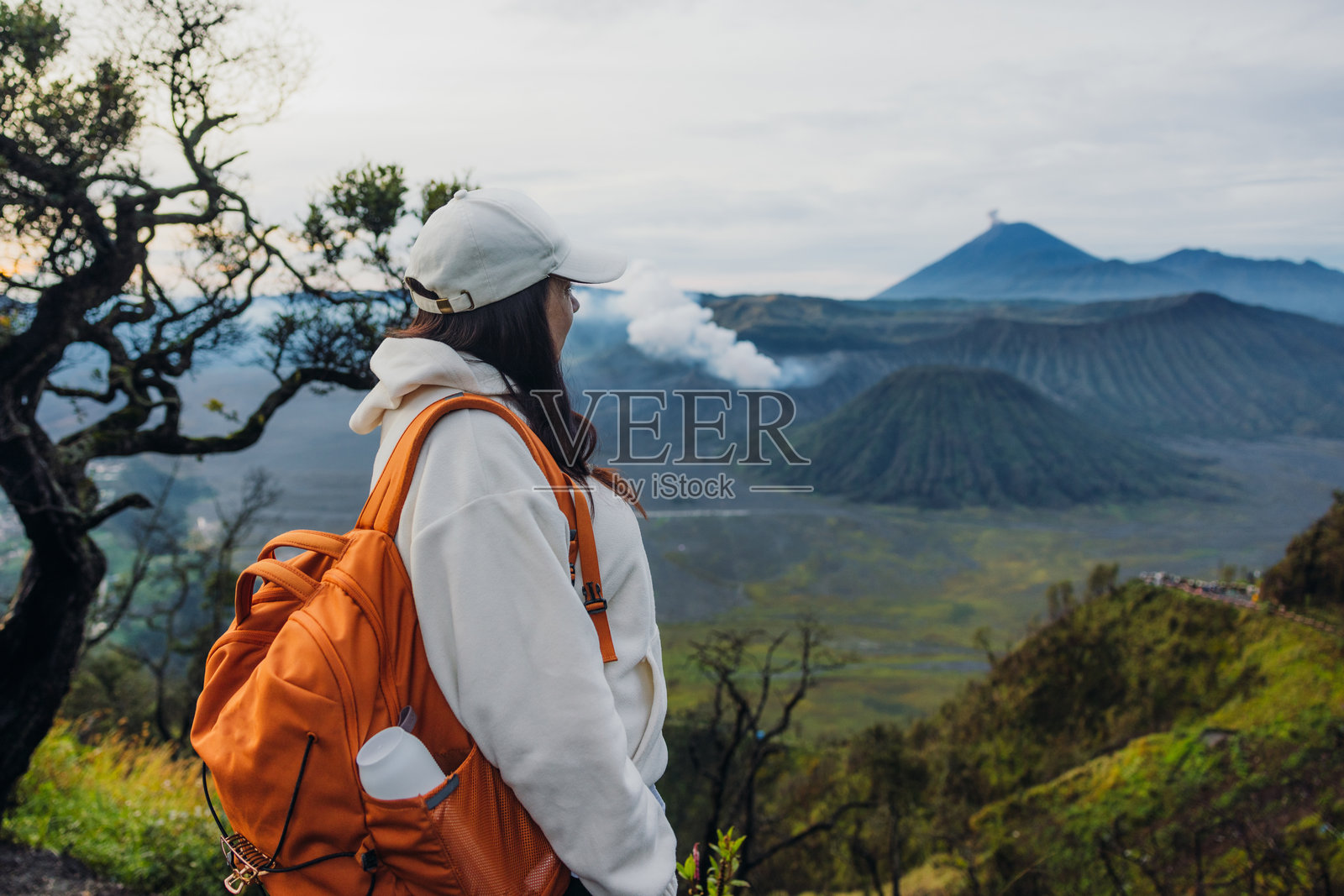 日出时分，一位女士在印度尼西亚欣赏布罗莫塞梅鲁火山的壮丽景色照片摄影图片