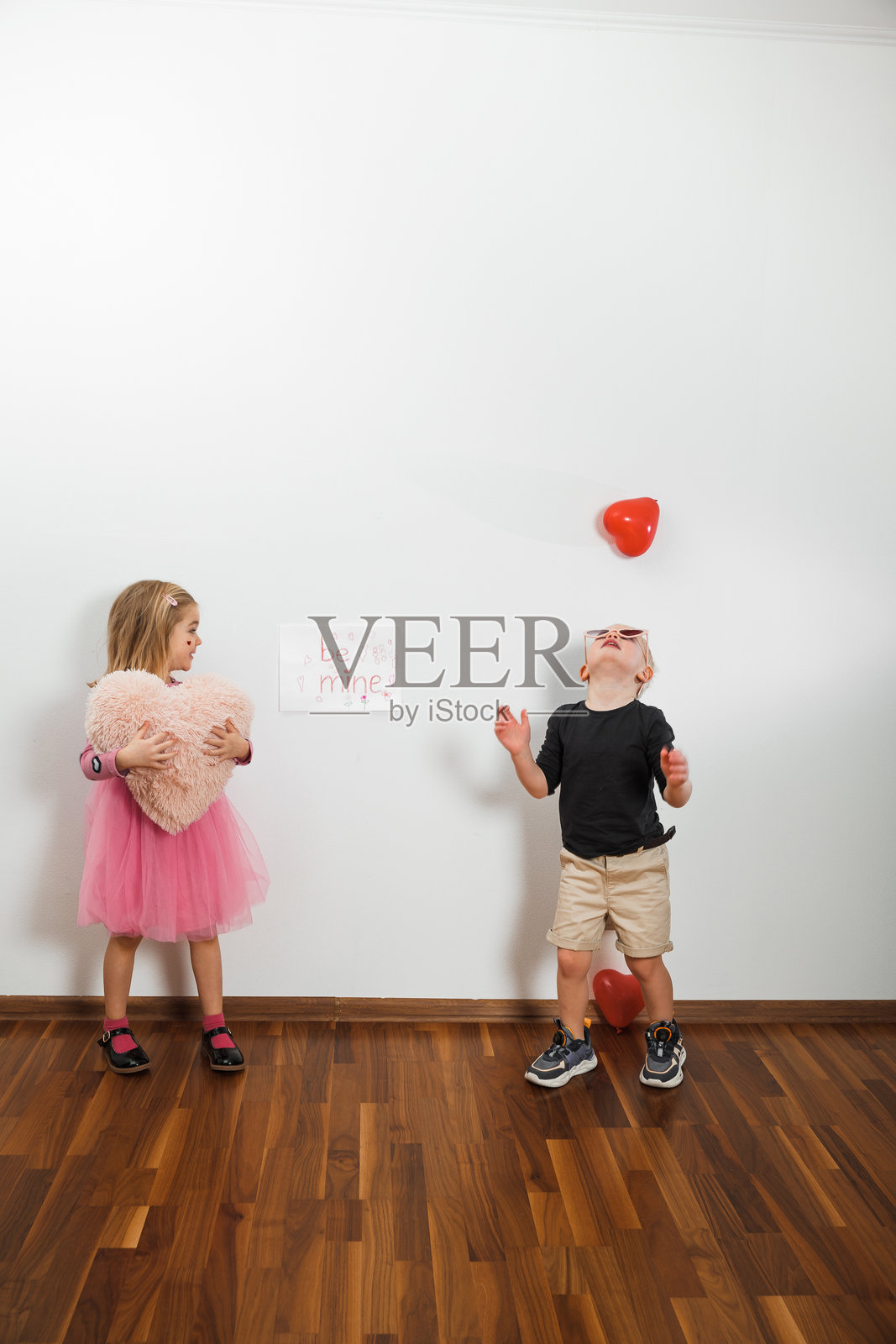 孩子们在房间里玩心形气球，庆祝活动或活动期间照片摄影图片