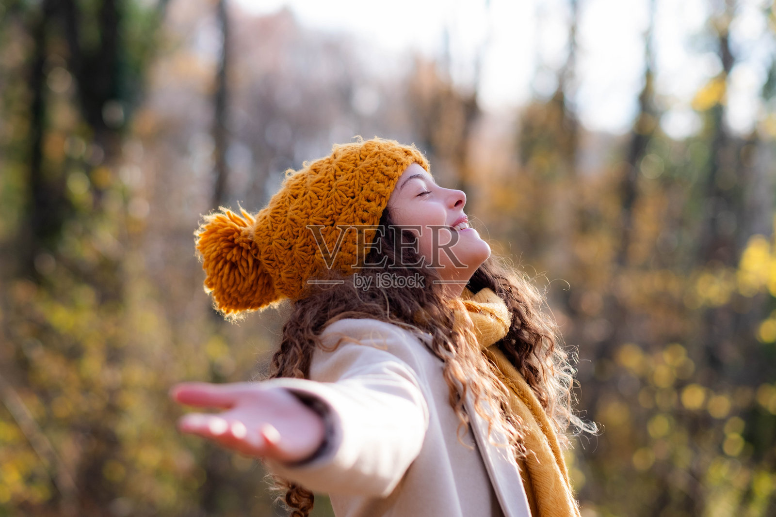 年轻女子在户外享受自由和新鲜空气照片摄影图片