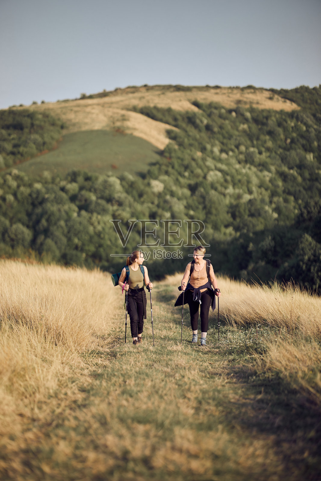 两位女士在山上徒步照片摄影图片