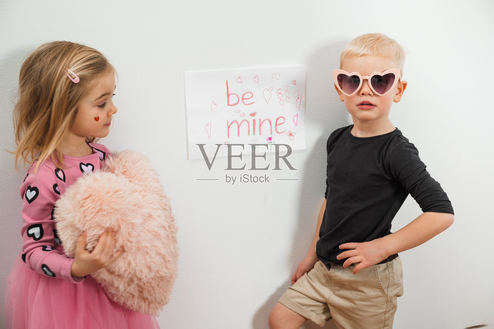 孩子们在情人节打扮得漂漂亮亮，玩着心形饰品，庆祝节日照片摄影图片