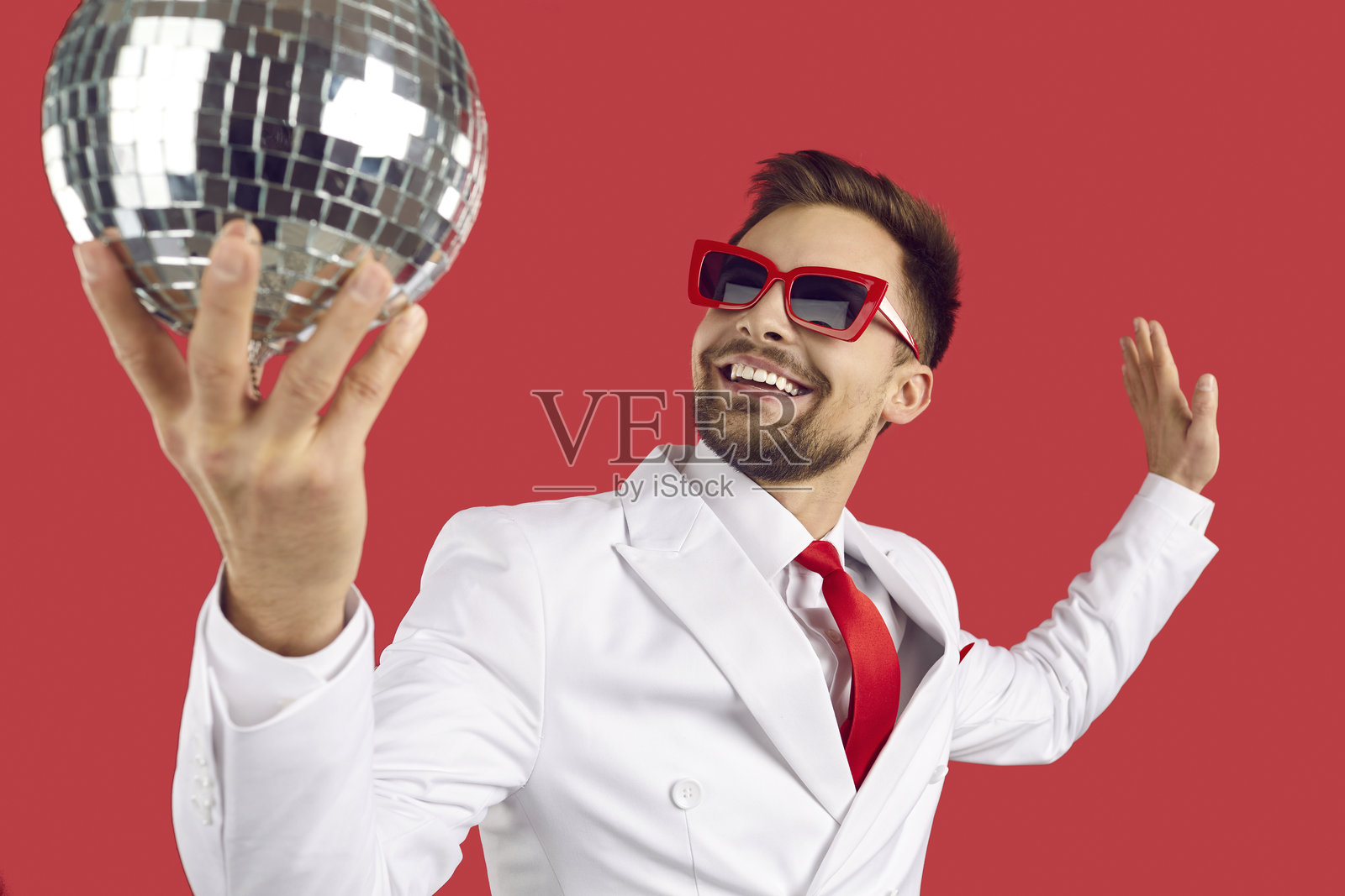快乐的男人拿着迪斯科球享受派对的乐趣照片摄影图片