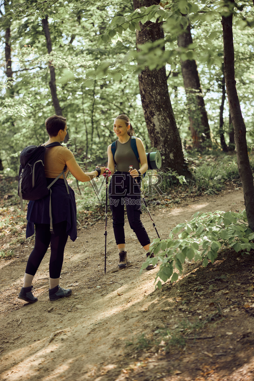 母女在森林中徒步照片摄影图片