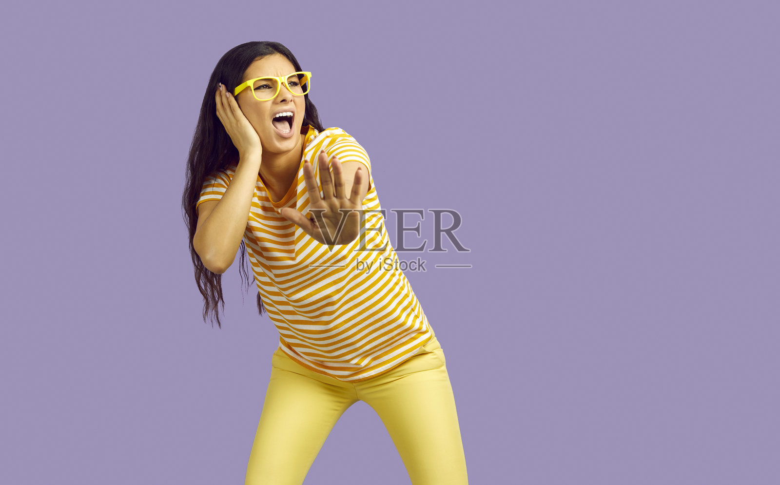 搞笑疯狂的女人在听着响亮的音乐，又唱又跳又喊，玩得很开心照片摄影图片