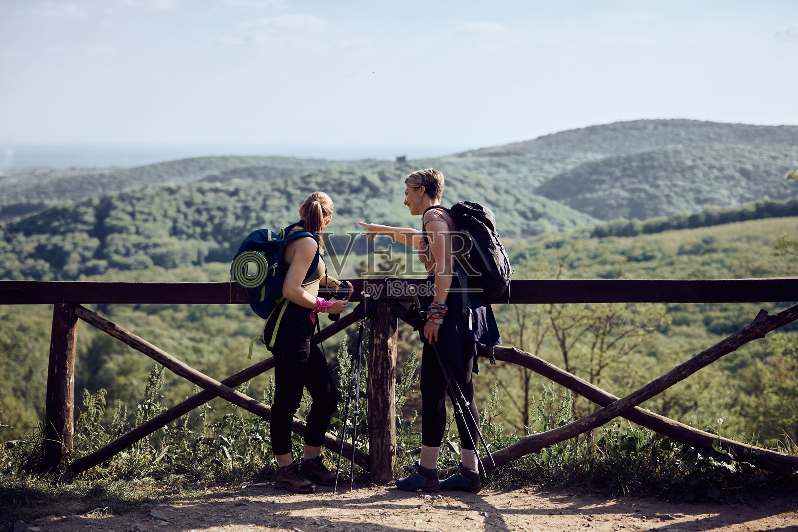 两位女性徒步者在山顶欣赏风景照片摄影图片