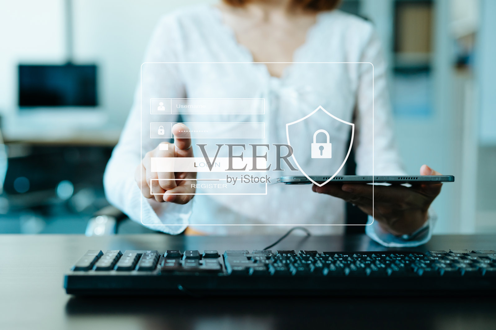 网络安全概念，登录，用户，身份信息安全与加密，安全访问用户个人信息，女性在办公室使用智能手机和平板电脑照片摄影图片