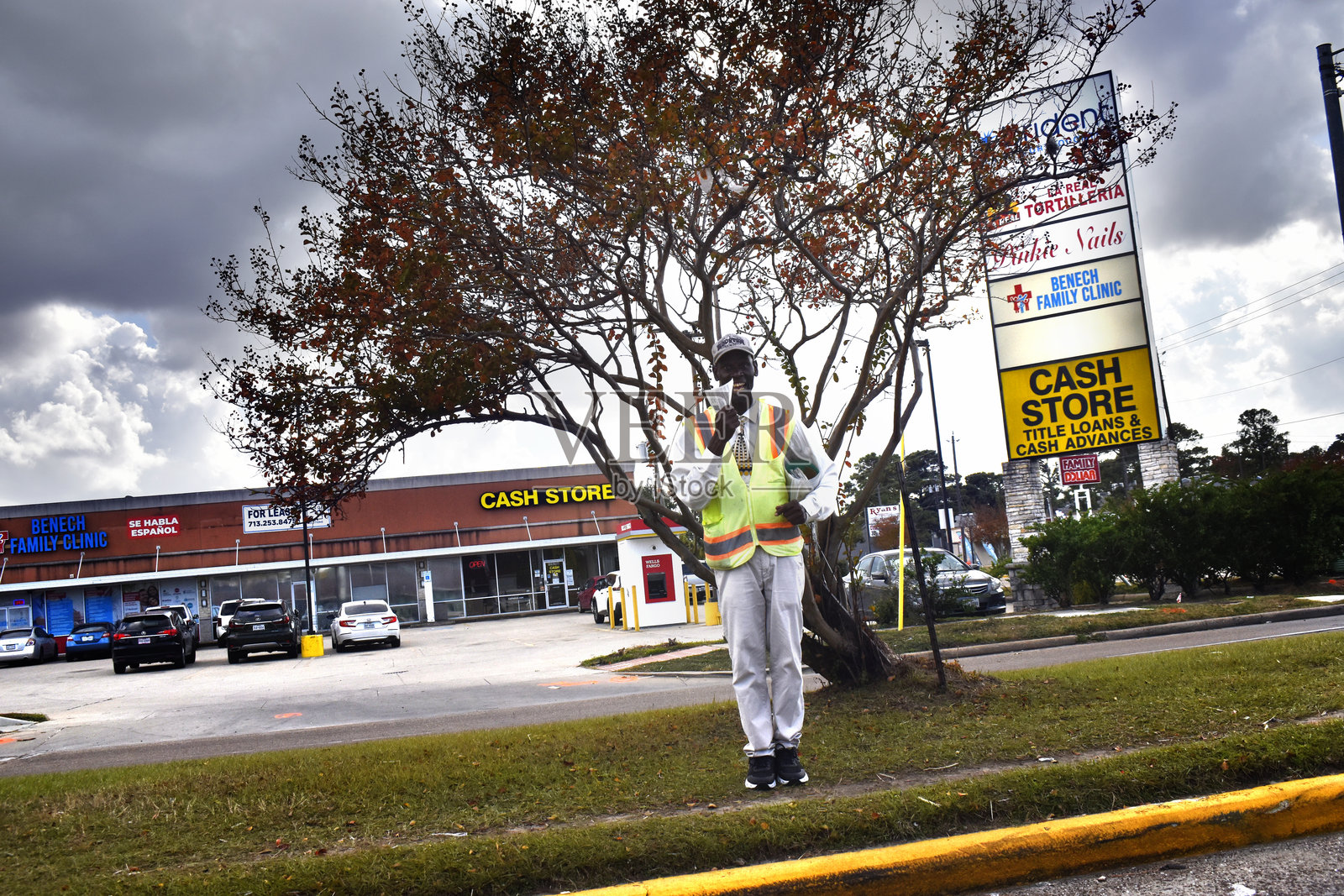 一位骄傲而微笑的休斯顿聋人男性正在分发宣传册，他乐观而积极地沟通着自己的个人挑战，并寻求公众支持。照片摄影图片