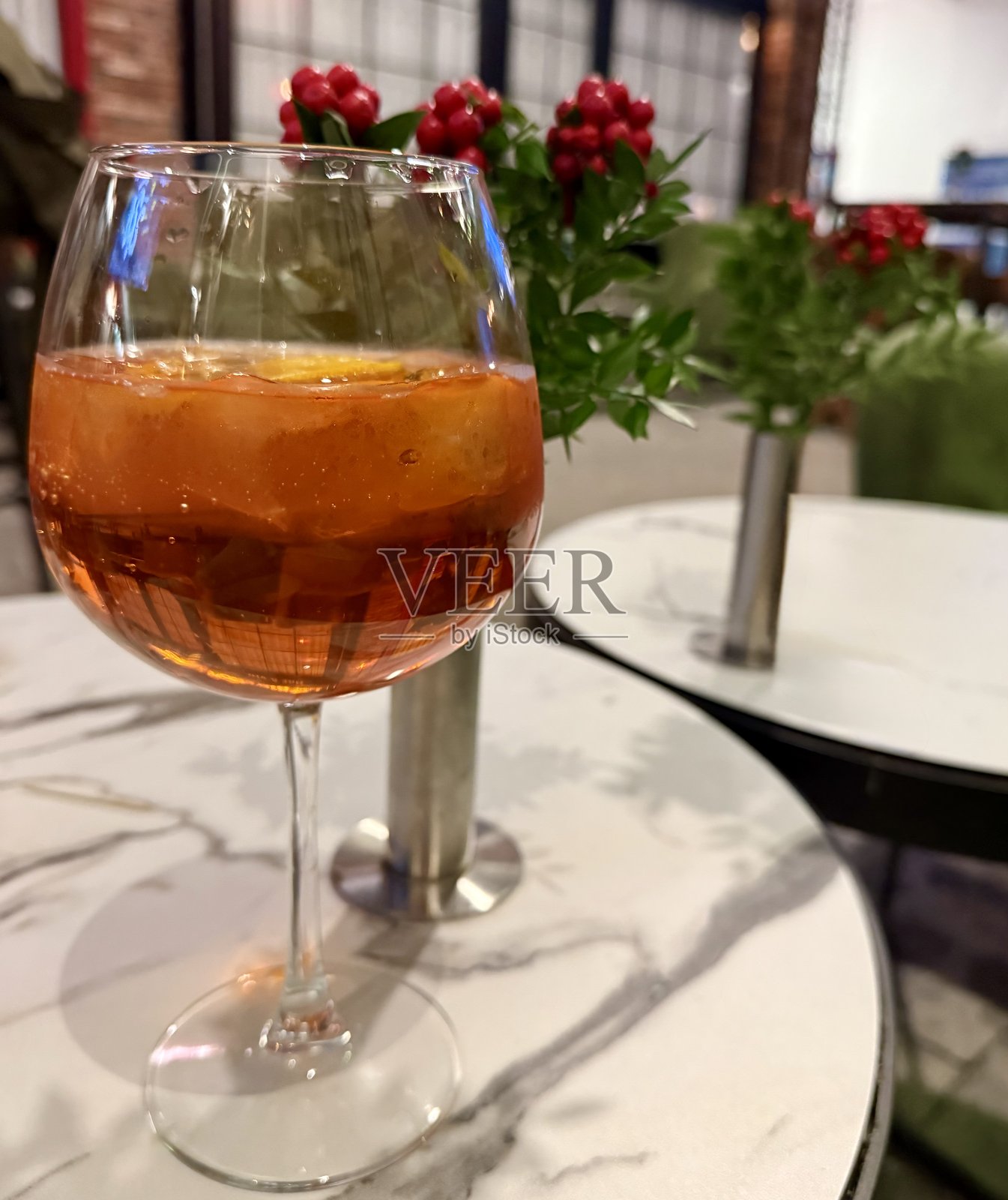 在餐厅氛围中，大酒杯里的阿佩罗·斯普里茨照片摄影图片