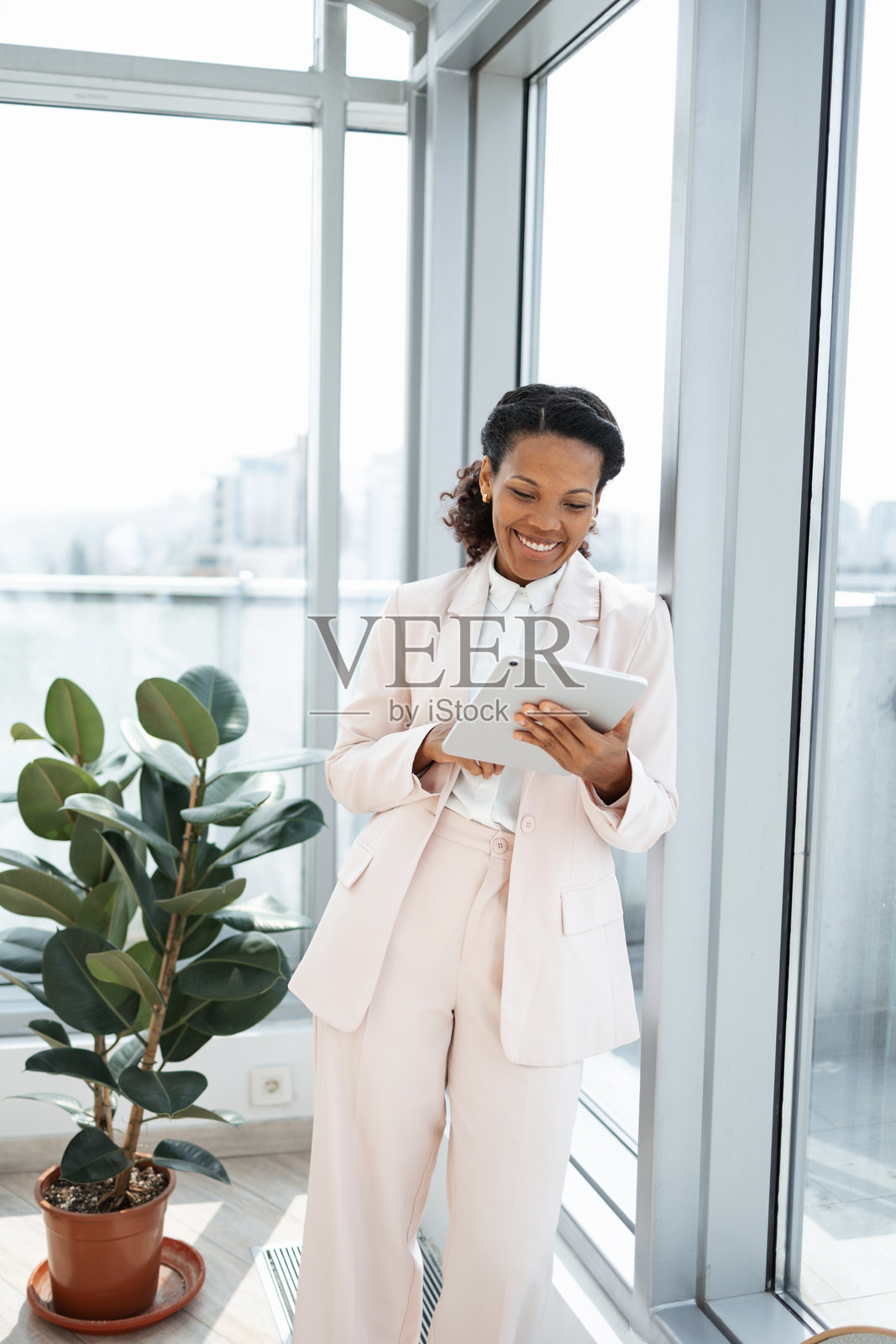 商务人士在现代办公室环境中使用平板电脑照片摄影图片