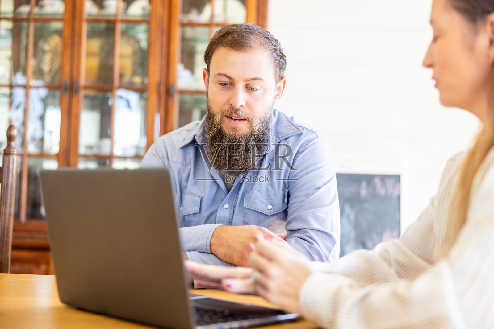 夫妻俩在查看财务状况照片摄影图片