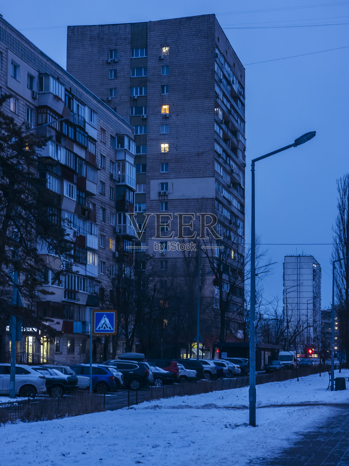 冬日黄昏时分基辅的城市住宅楼照片摄影图片