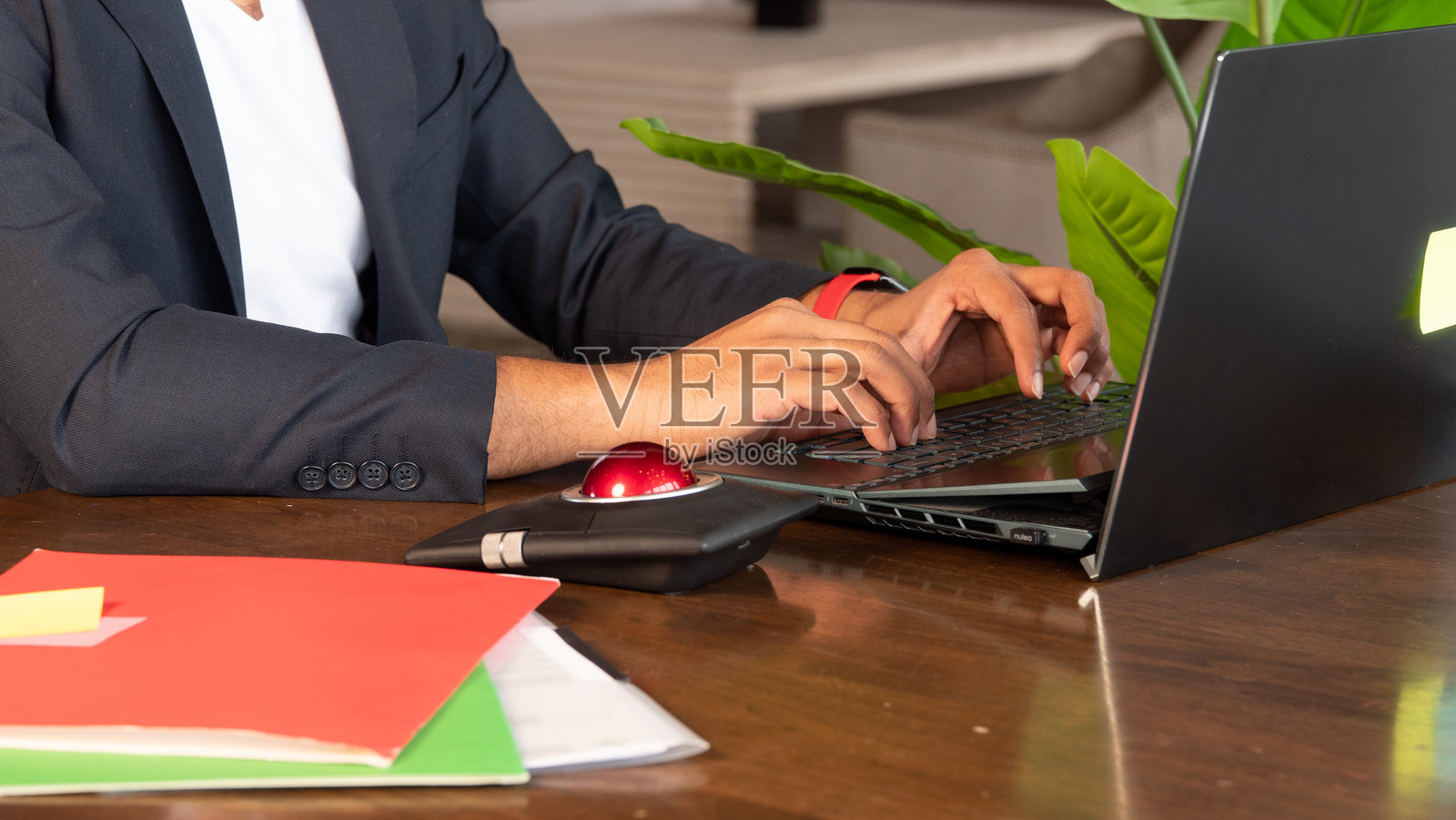 职业男士在现代办公室使用笔记本电脑工作照片摄影图片