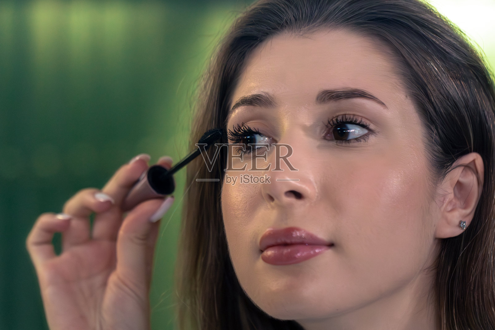 年轻女子睫毛特写，使用睫毛膏。柔和迷人妆容特写。照片摄影图片