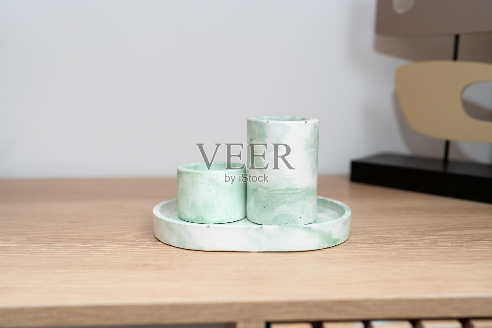 现代风格装饰大理石烛台摆放在木桌上照片摄影图片