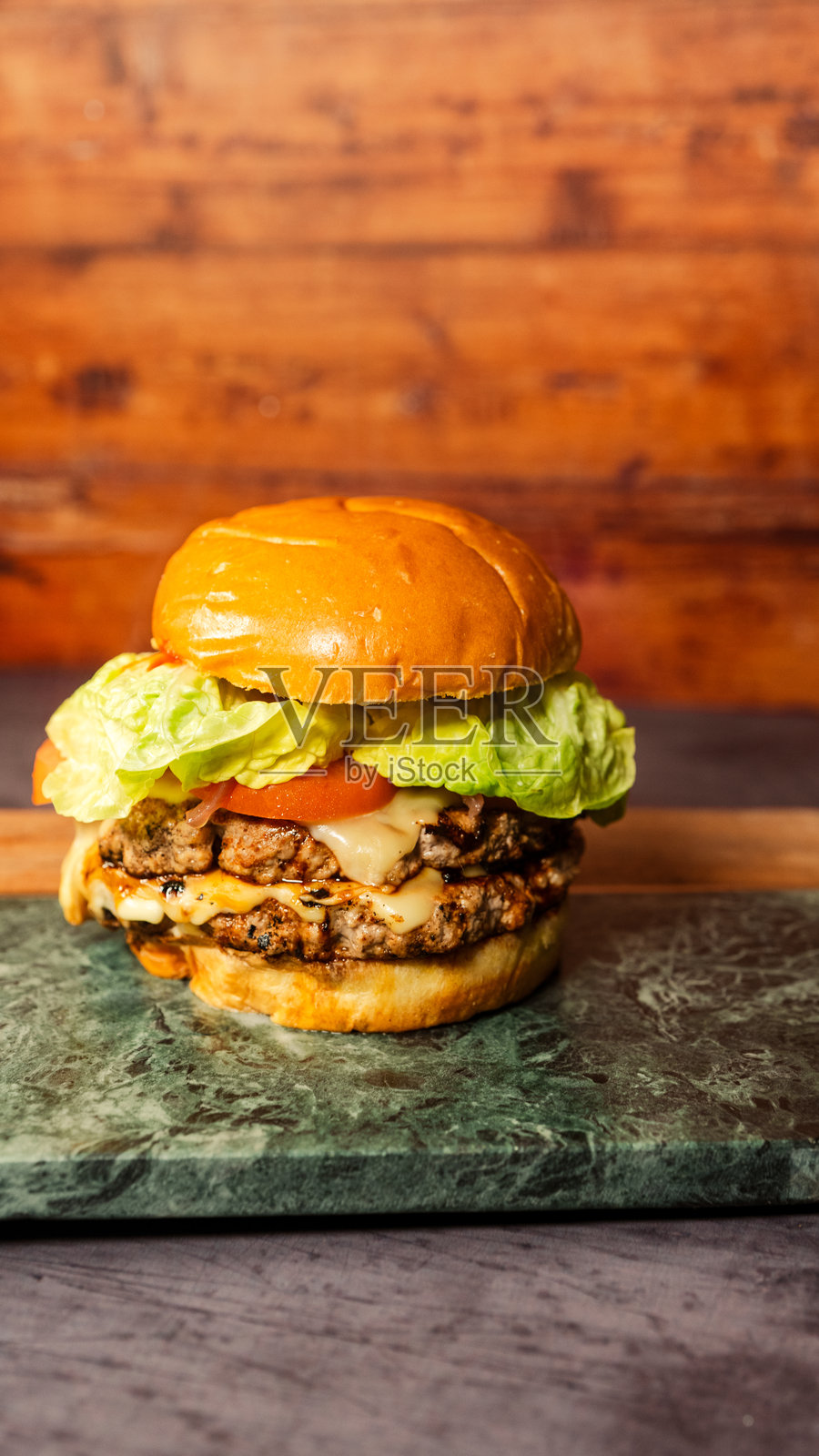 经典的芝士汉堡配生菜和番茄照片摄影图片