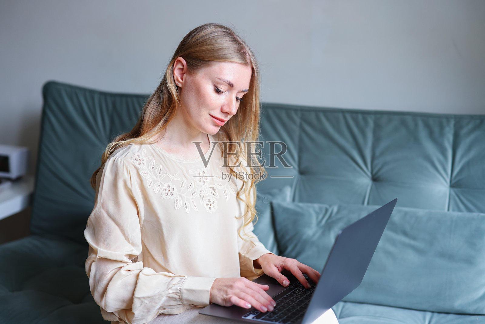 女企业家在家使用笔记本电脑工作，室内环境平静，体现现代生活方式的概念照片摄影图片