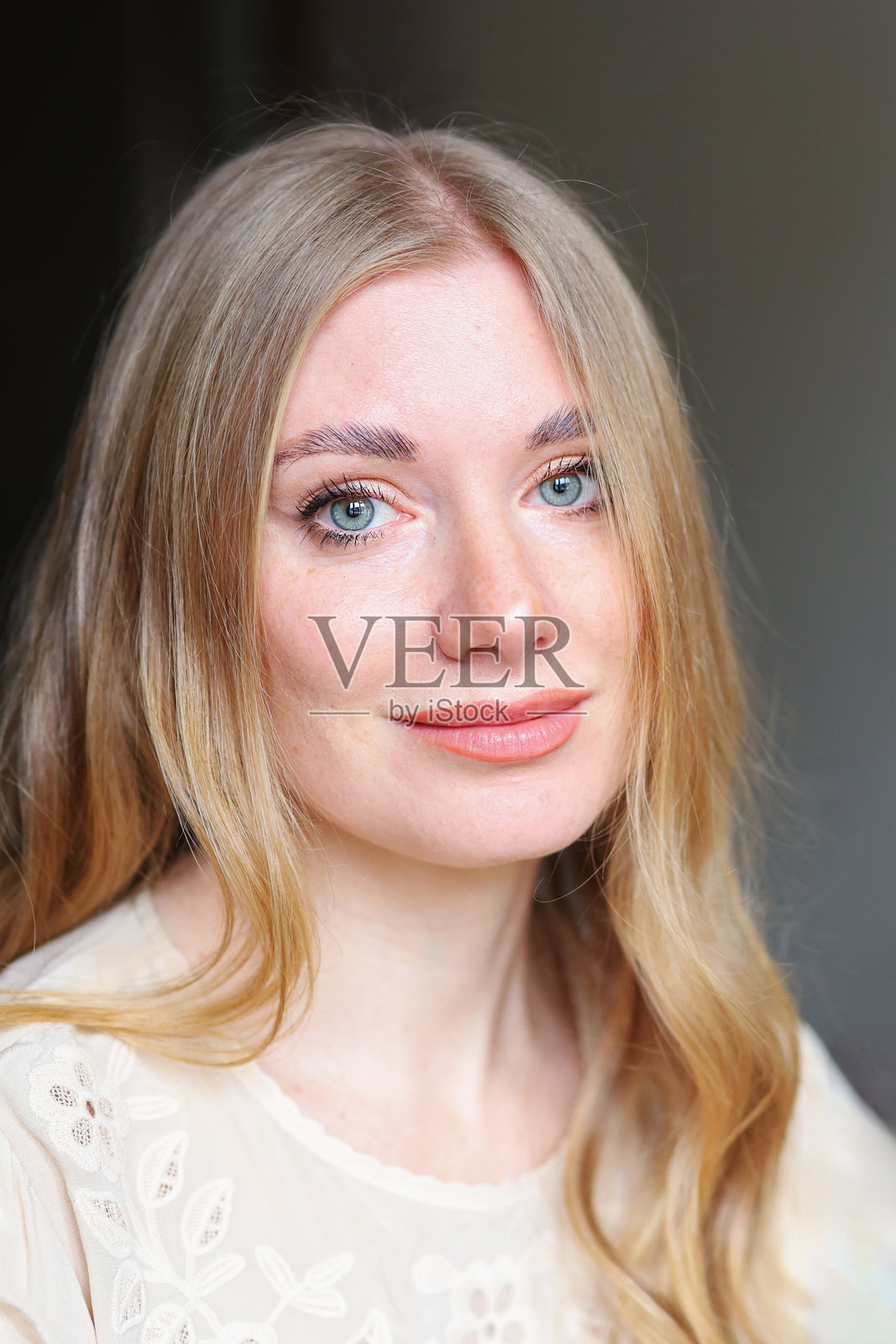 微笑的蓝眼睛女子的特写肖像，表情平静，气质自然妩媚照片摄影图片