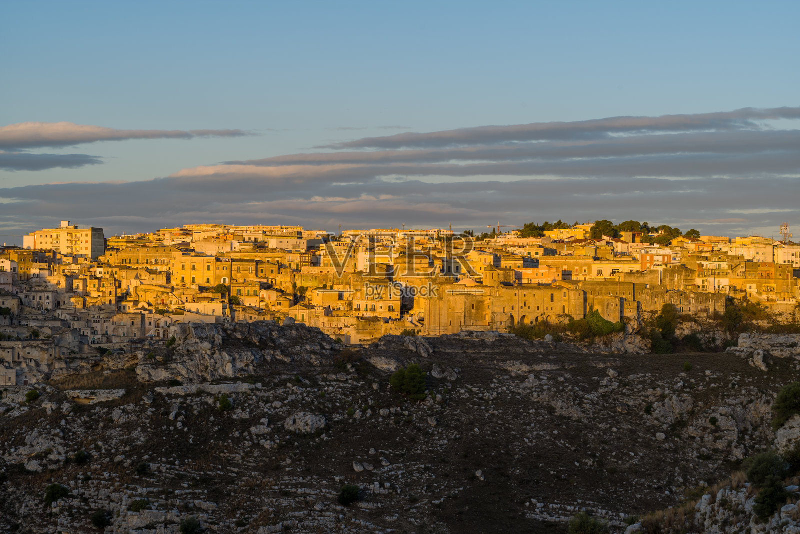 马泰拉石头房屋上的金色阳光照片摄影图片