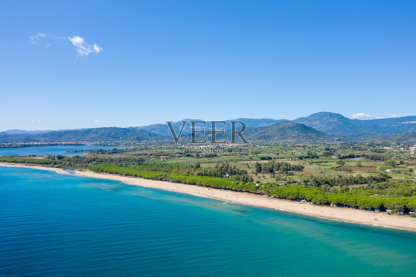 金色的沙滩海岸与蔚蓝的大海，洛佐拉伊照片摄影图片