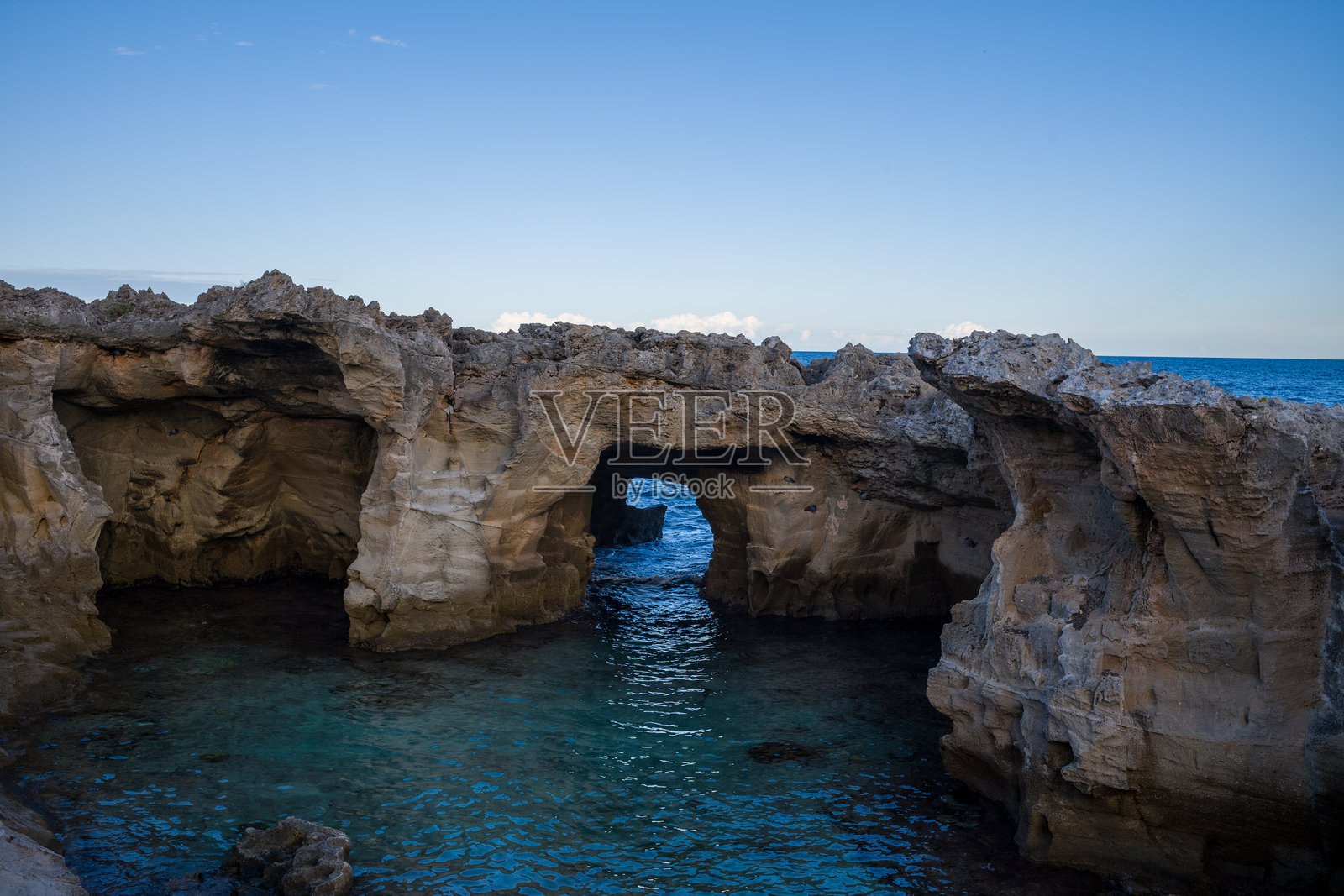 马里纳塞拉海岸的石灰岩海蚀洞照片摄影图片