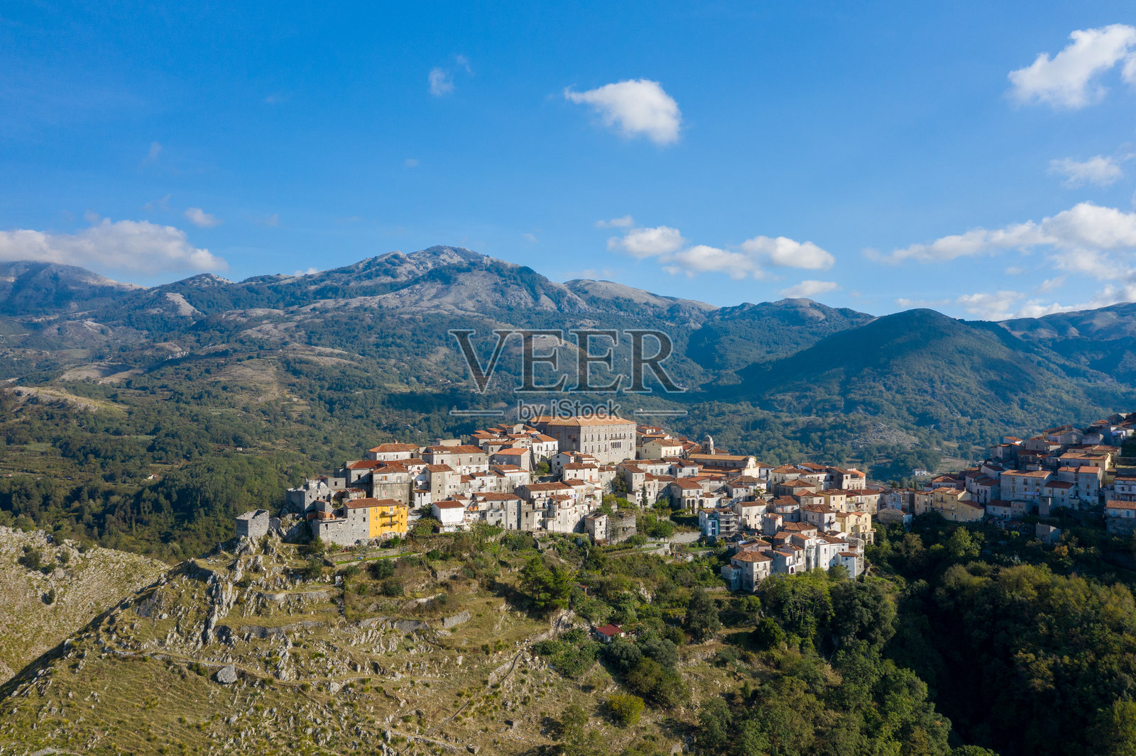 背景为山脉的艾塔塔山顶村庄照片摄影图片