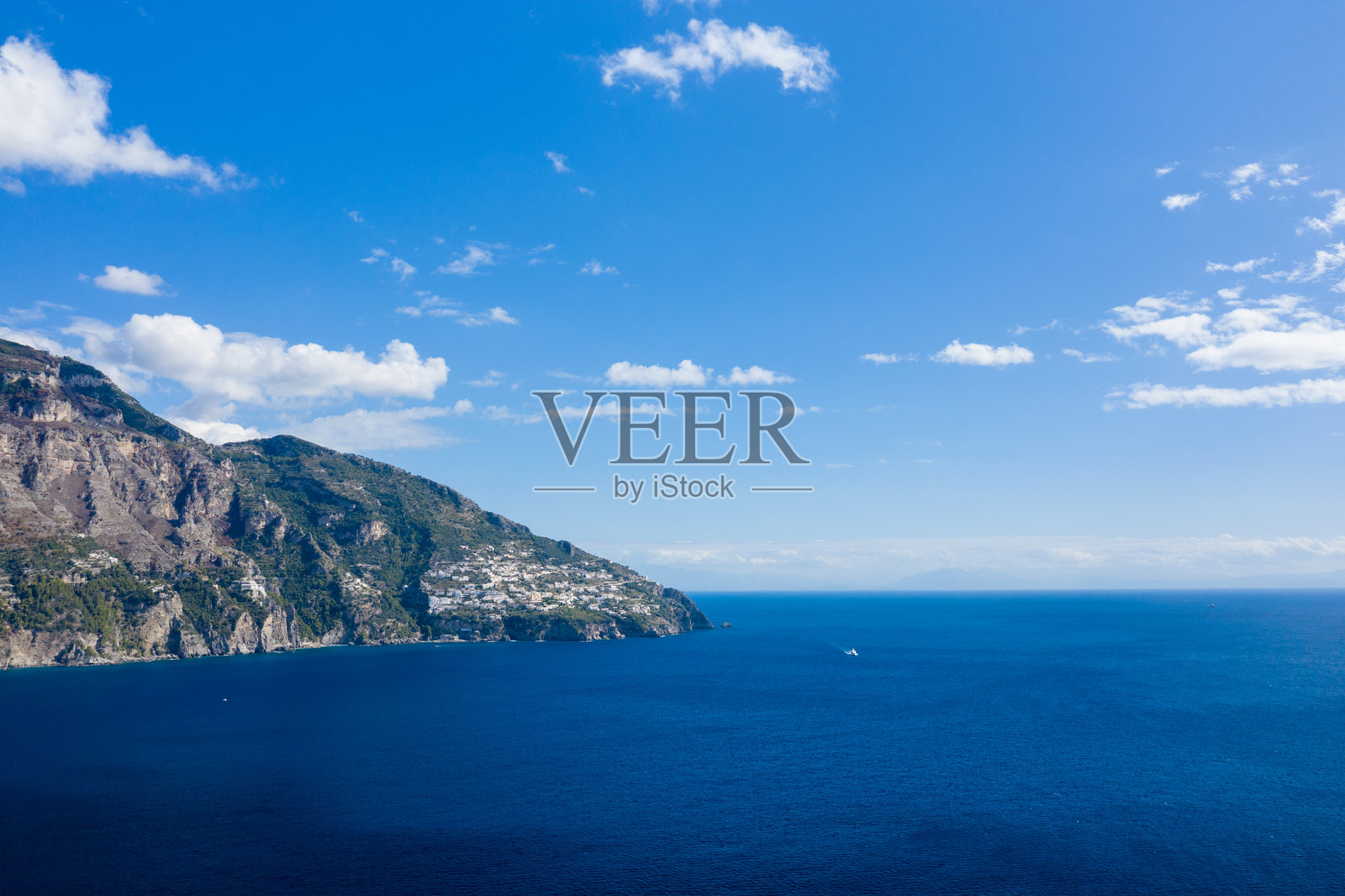 阿马尔菲海岸的蓝色大海和悬崖照片摄影图片