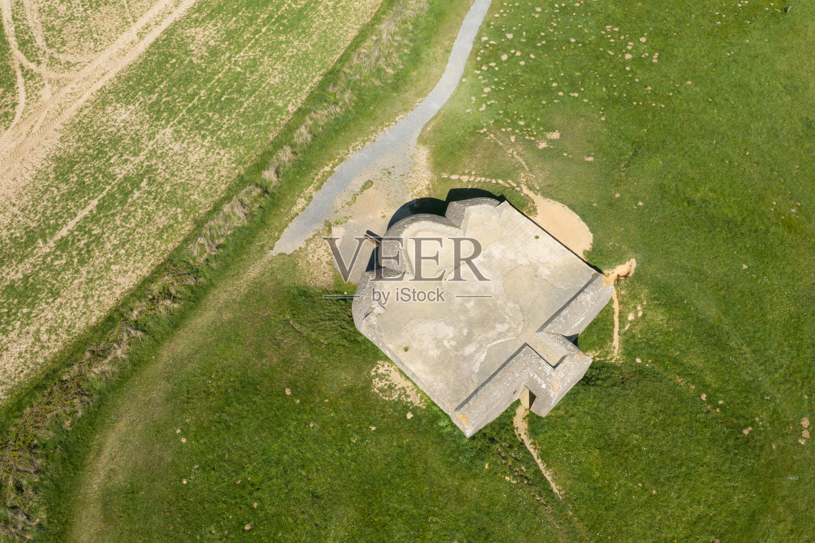 二战碉堡在绿色田野上的航拍图照片摄影图片