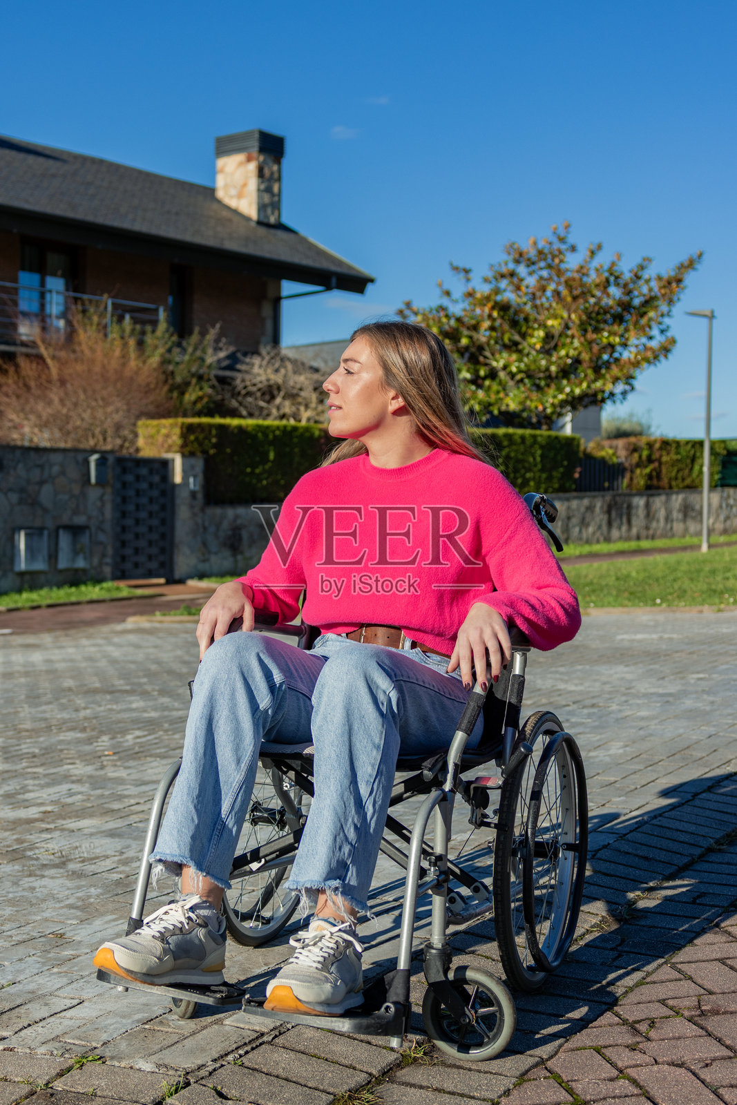 坐轮椅的年轻女子在户外望向别处照片摄影图片