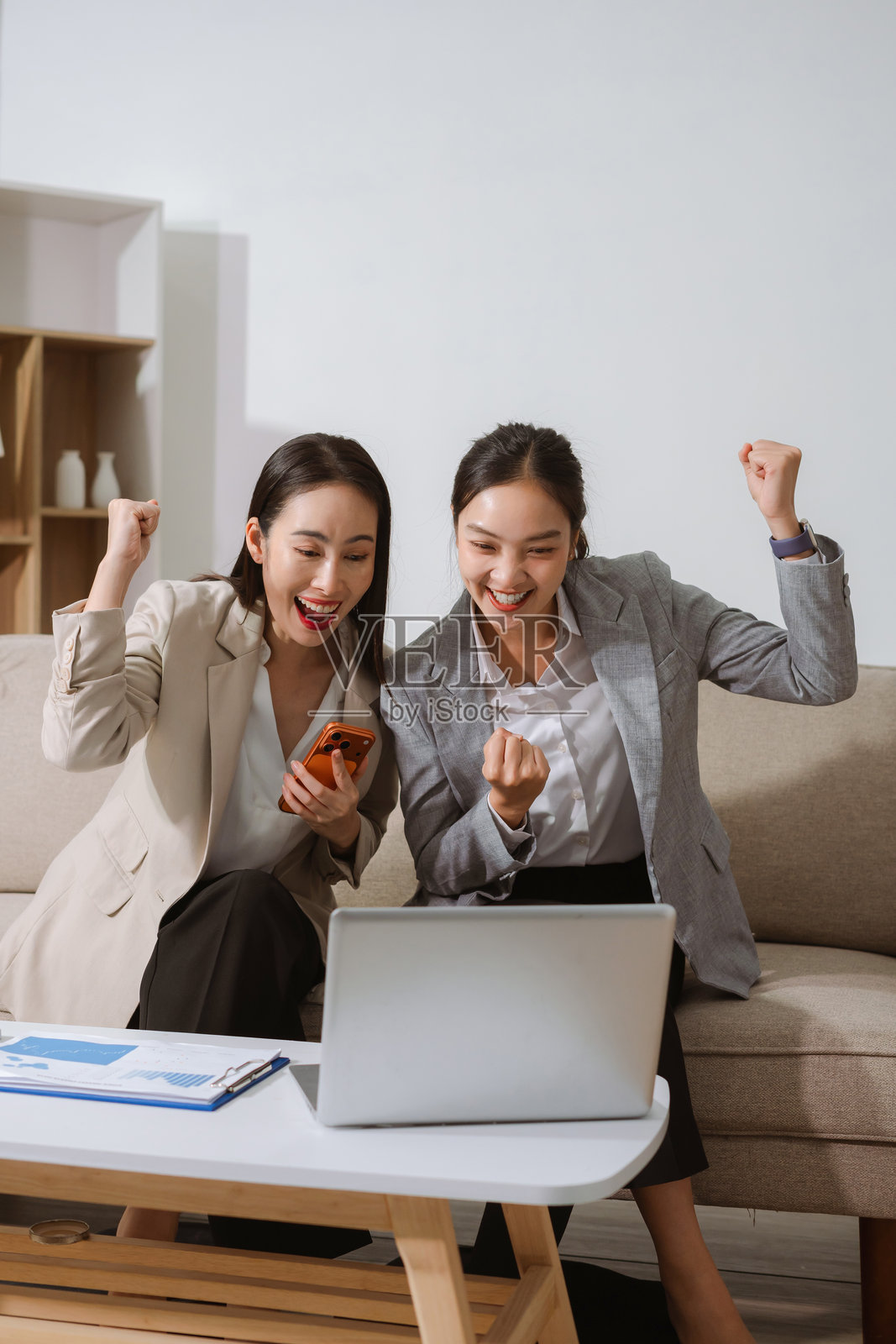 喜出望外的亚洲女性，开心笑着，收到奖金。照片摄影图片