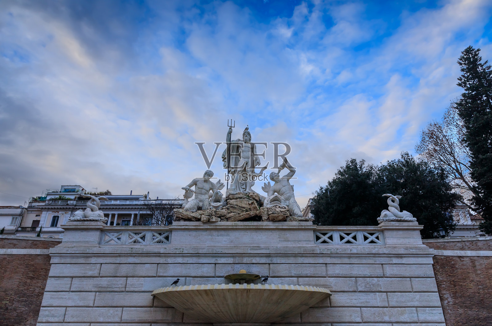 意大利罗马人民广场的海神喷泉，以一组宏伟的雕塑装饰，其中主要部分是海神手持三叉戟的雕像。照片摄影图片