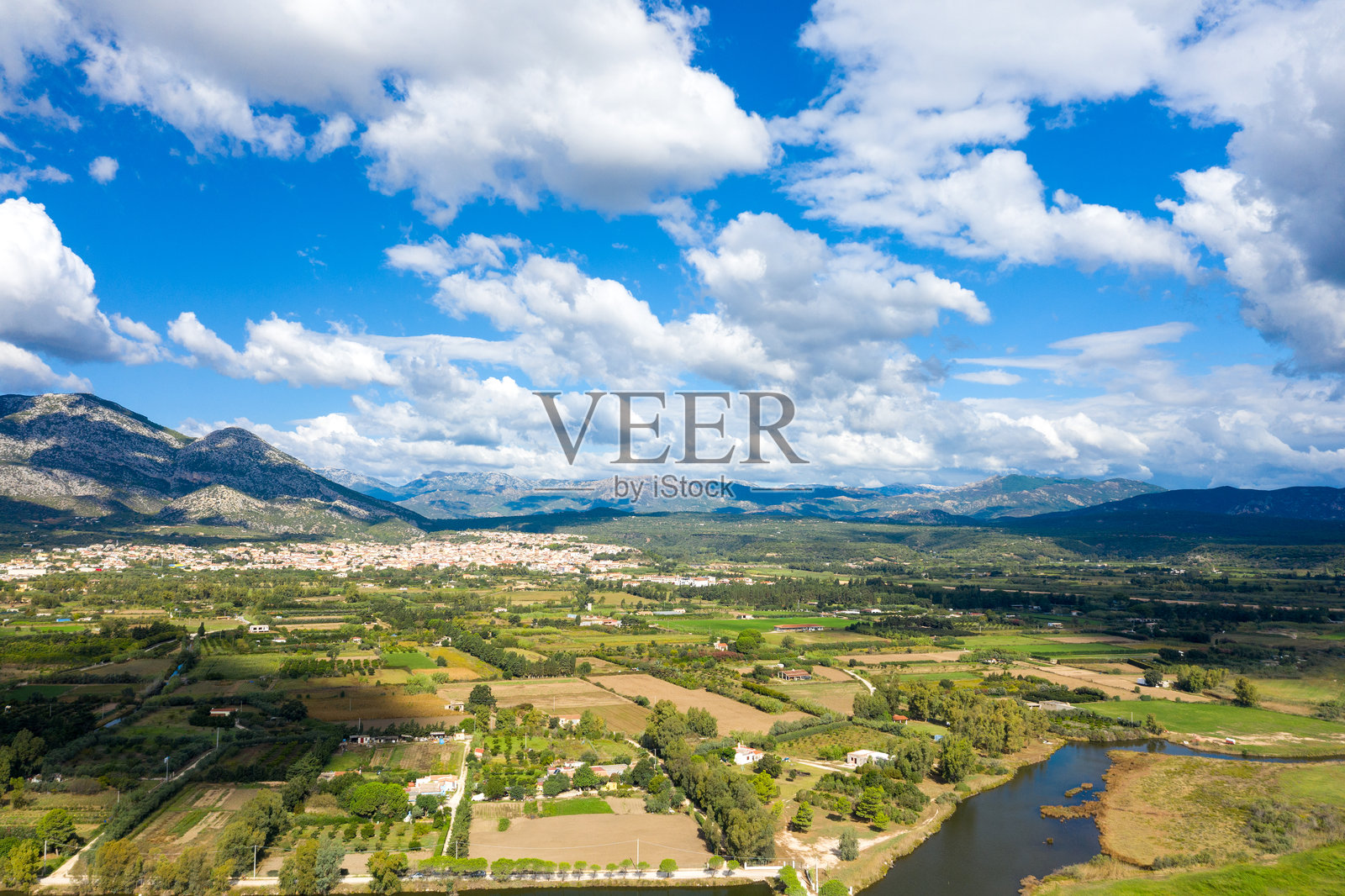 拼布田野与河流，奥罗塞谷地风光照片摄影图片