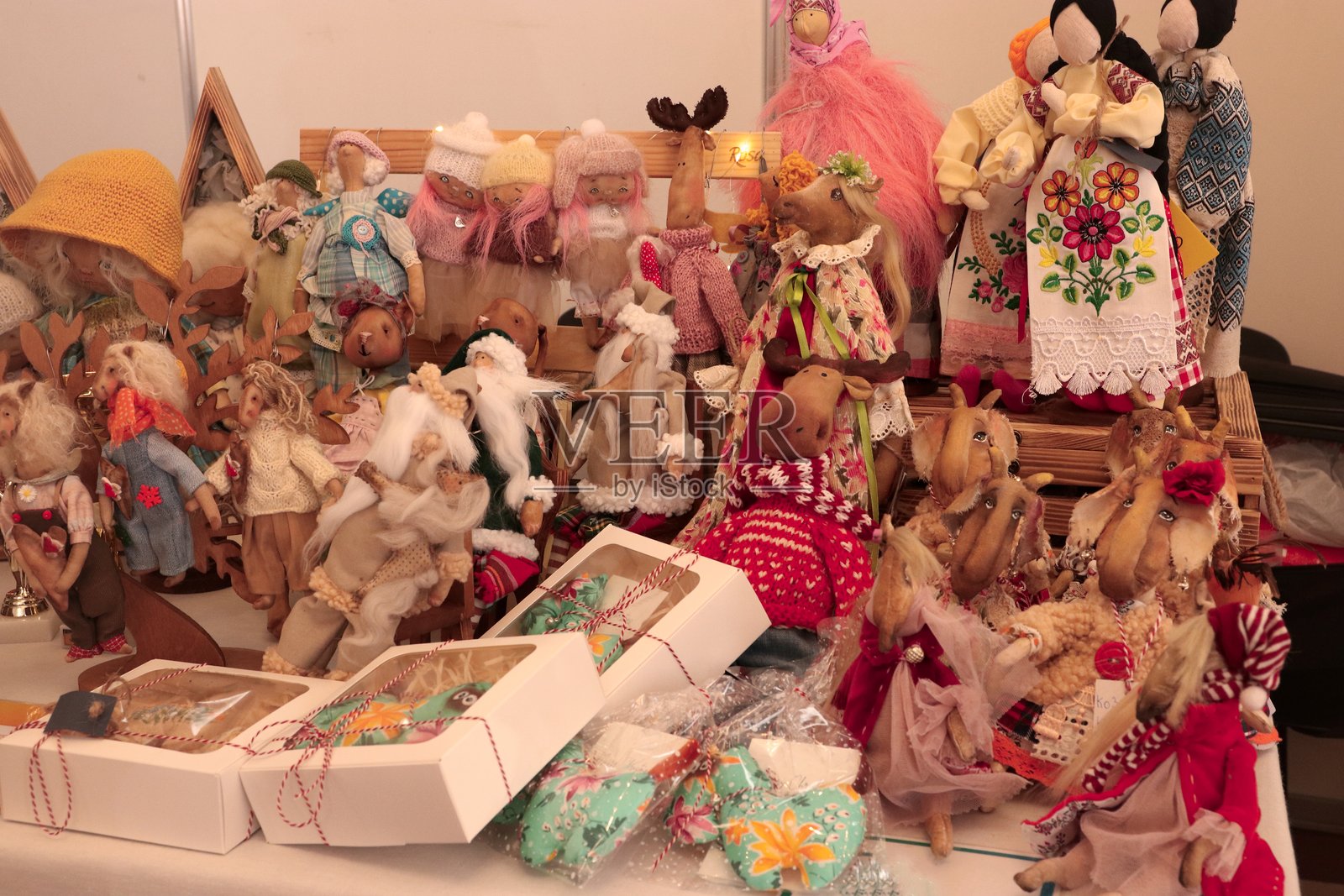 身着传统服饰的手工玩偶和动物玩偶，以及用于公平内容的包装产品照片摄影图片