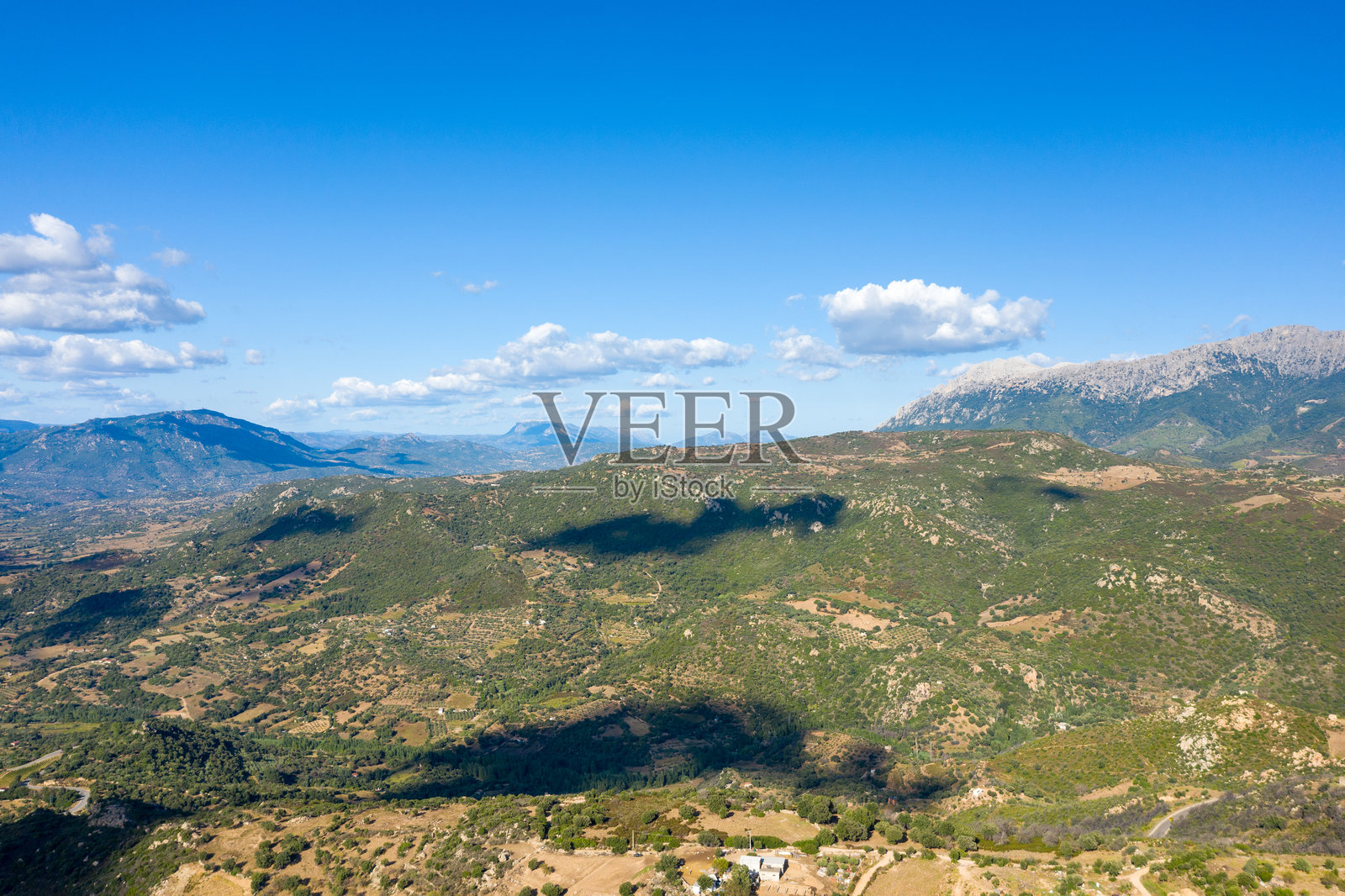 生机勃勃的蓝色天空下的撒丁岛广阔山丘照片摄影图片